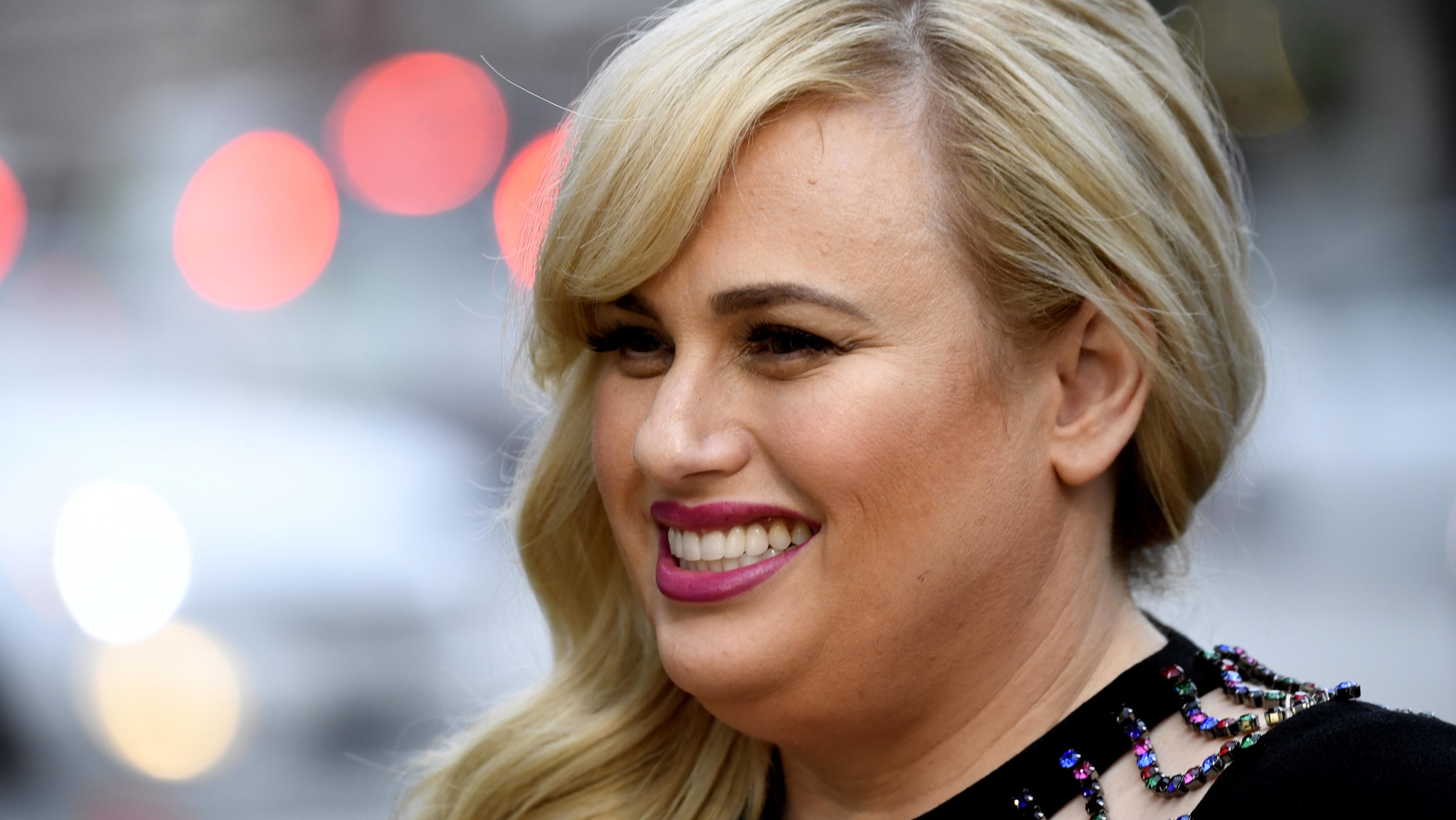 Rebel Wilson magára kapta ugyanazt a ruhát, amit korábban már Meghan hercegné is