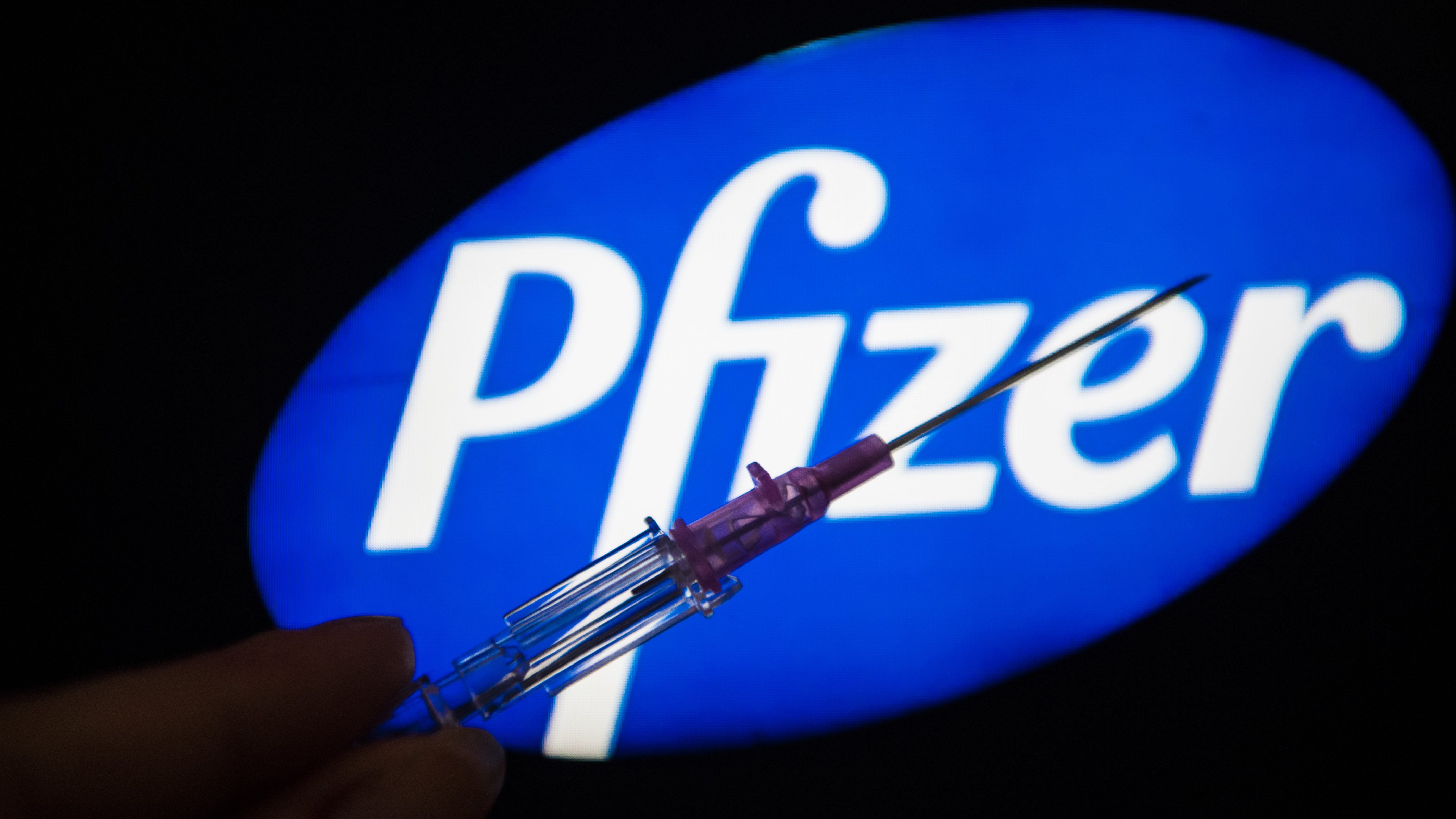 Megérkezett Magyarországra az ötszázezredik adag Pfizer-vakcina