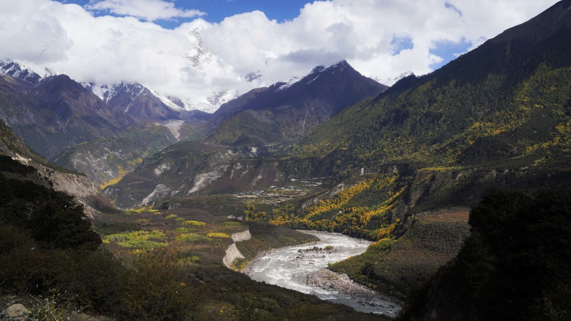 Hatalmas gátat építene Kína Tibet szent folyójára