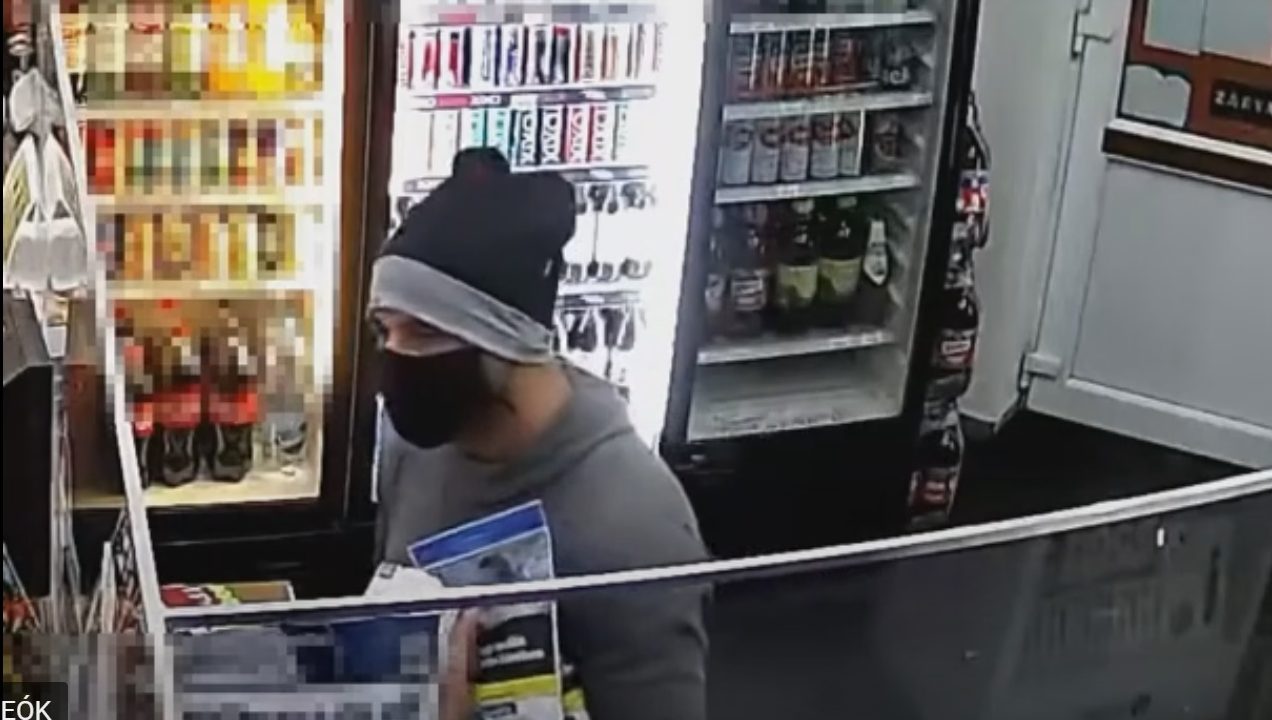 Videón, ahogy nagy lazán vásárolgat egy férfi a talált bankkártyával