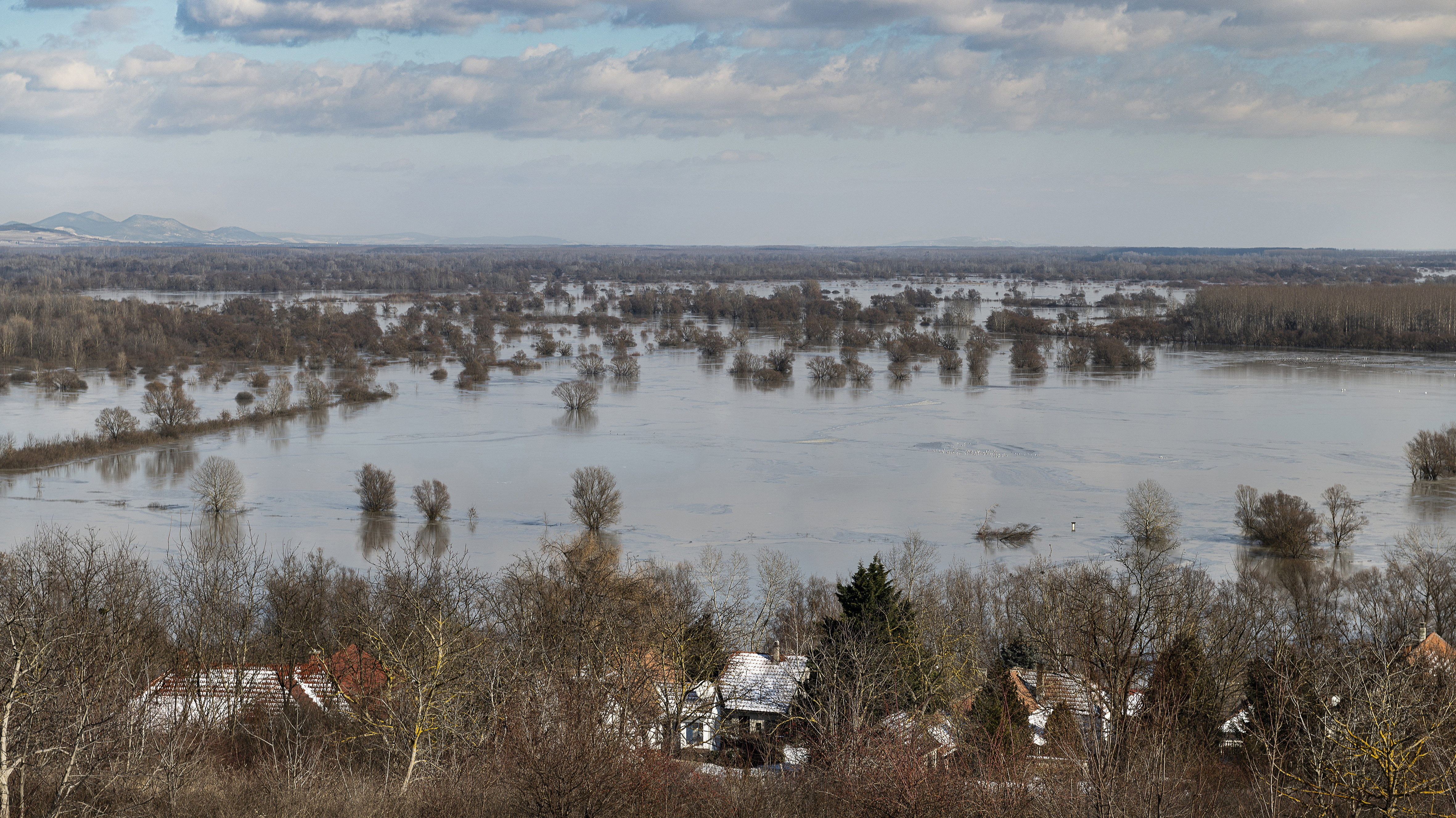 Már utakat is le kellett zárni a Tisza áradása miatt