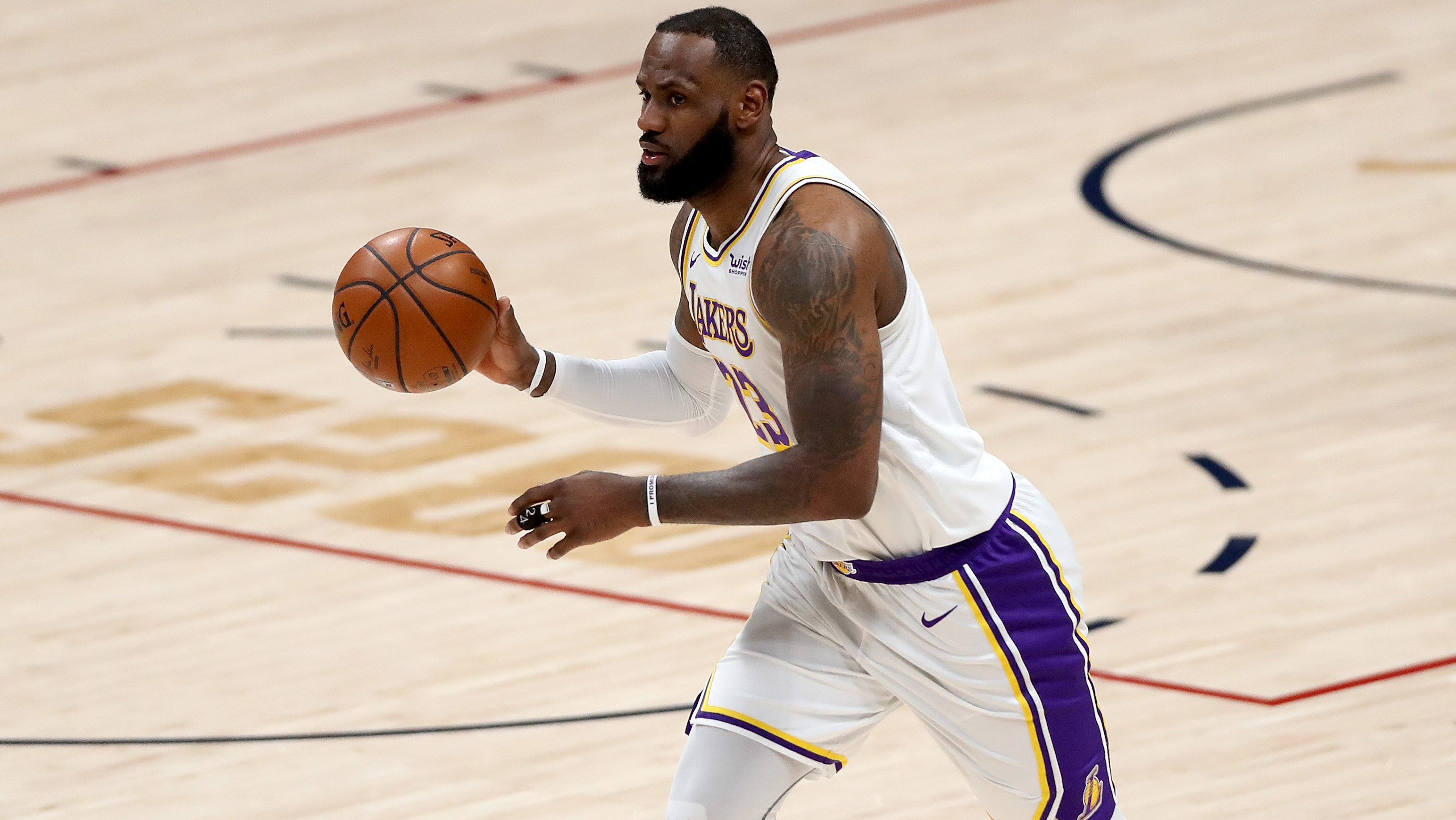 LeBron James úgy gázolt át négy játékoson, mintha csak edzésen lenne