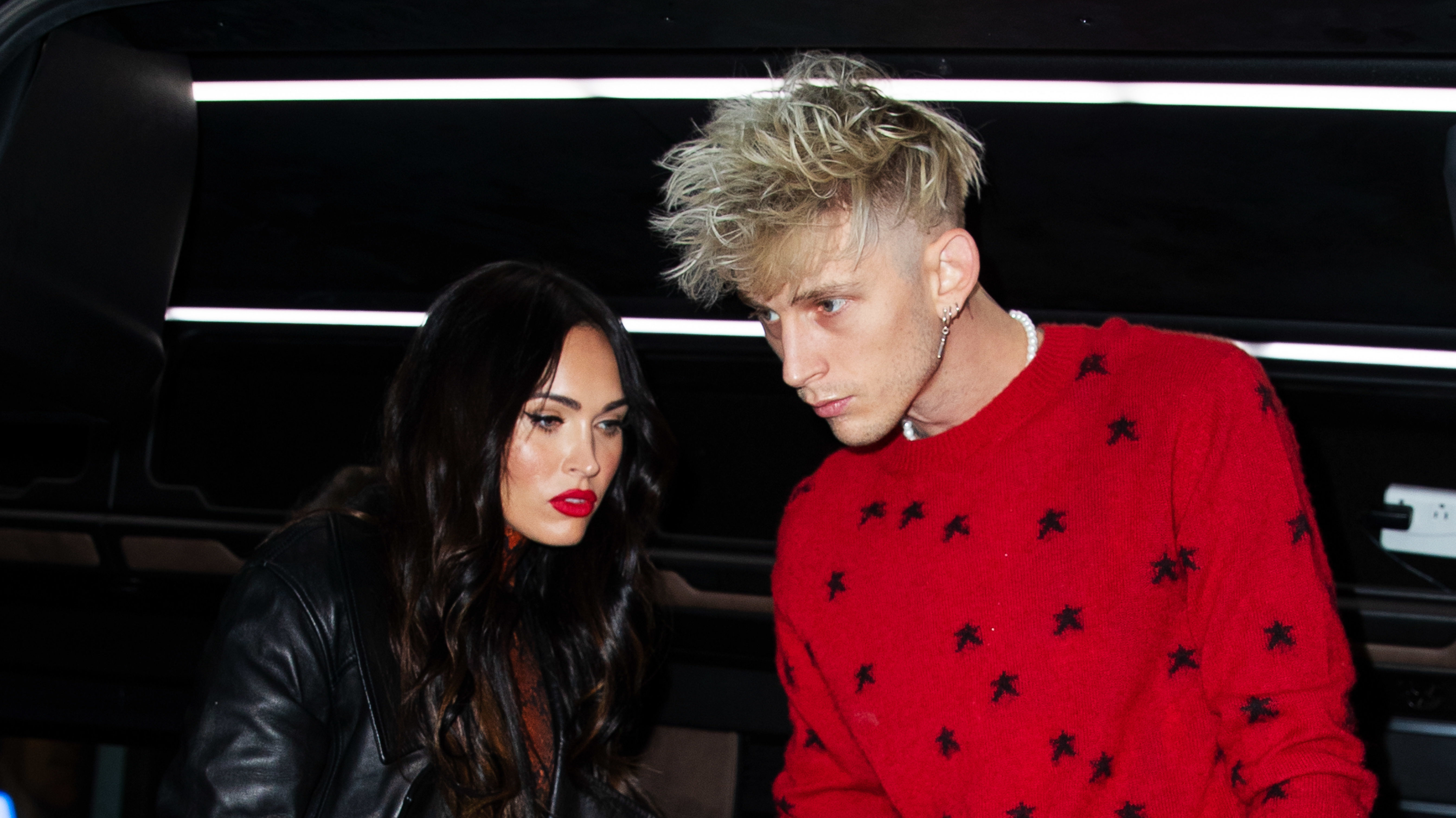 Megan Fox vércseppjét egy nyaklánc medáljában hordja a pasija, Machine Gun Kelly