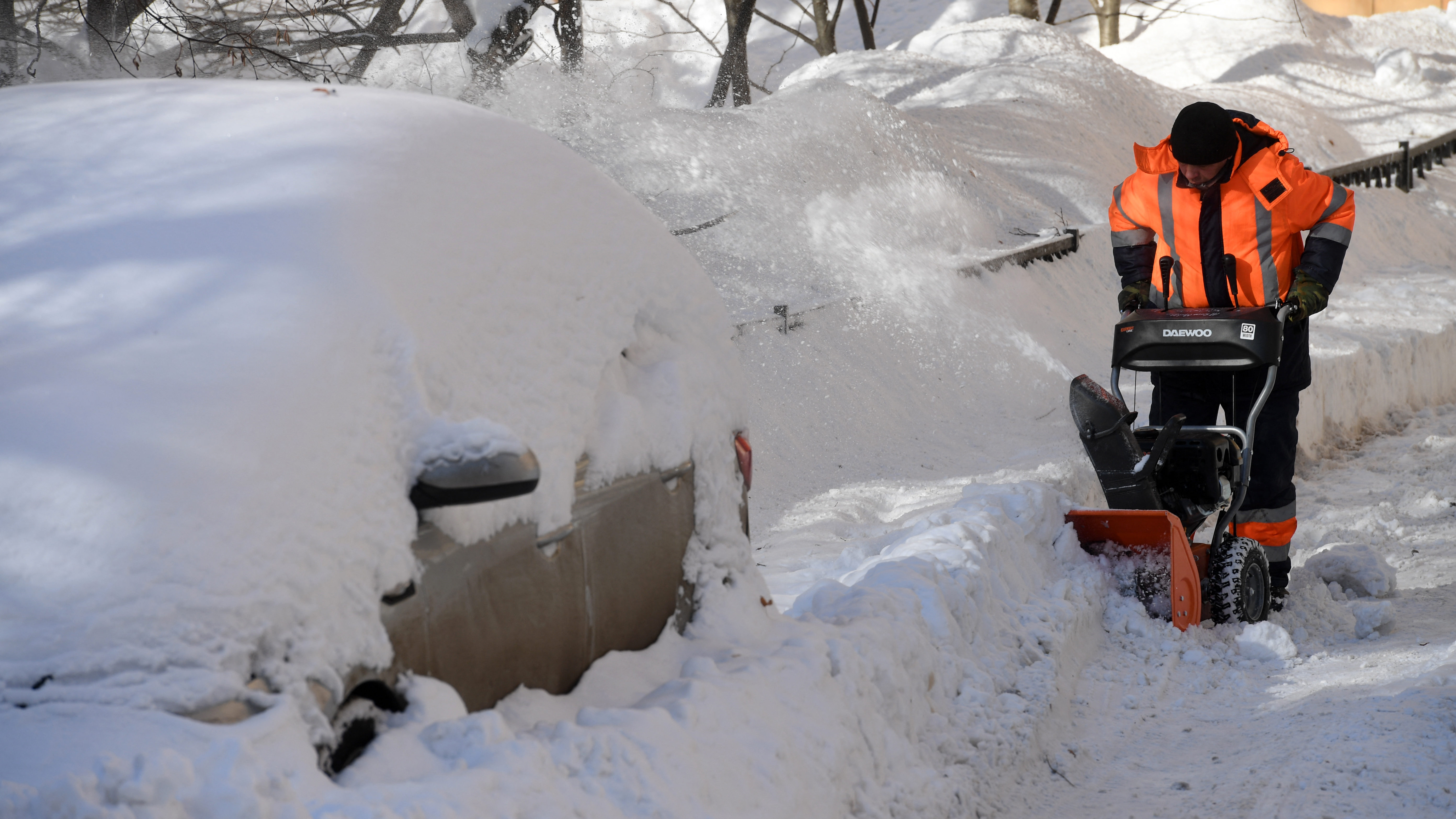 Annyi hó esett Moszkvában, hogy 80 ezren takarítják el