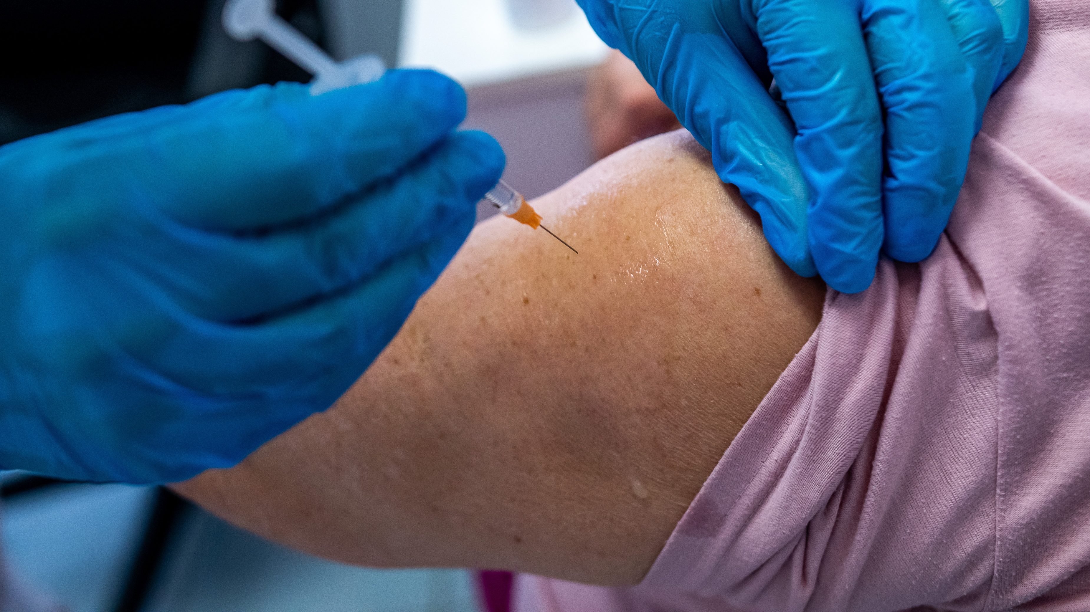 Nem teheti kötelezővé a munkaadó a COVID-19 elleni védőoltást a munkavégzéshez