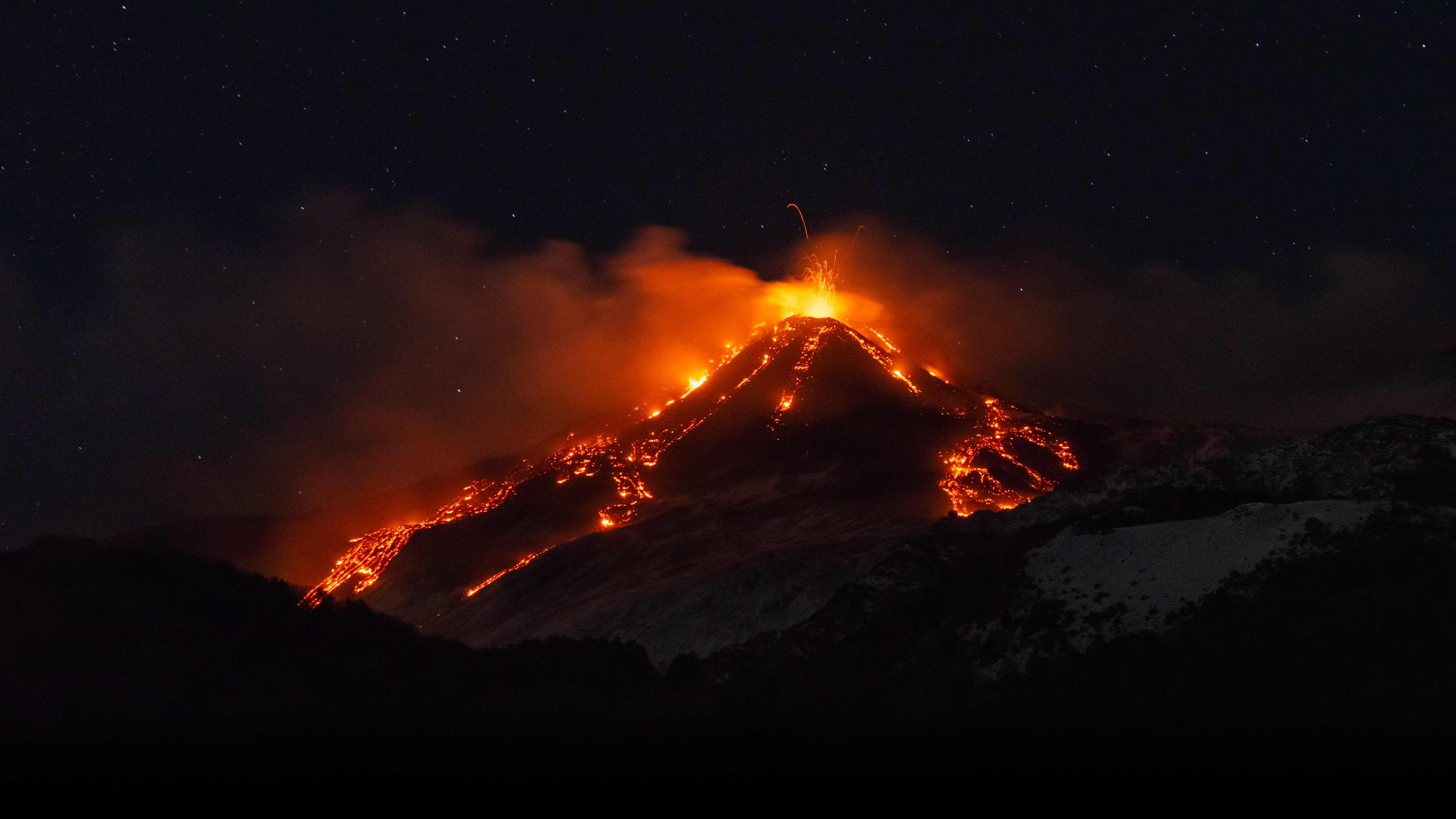 Nagy erővel kitört az Etna