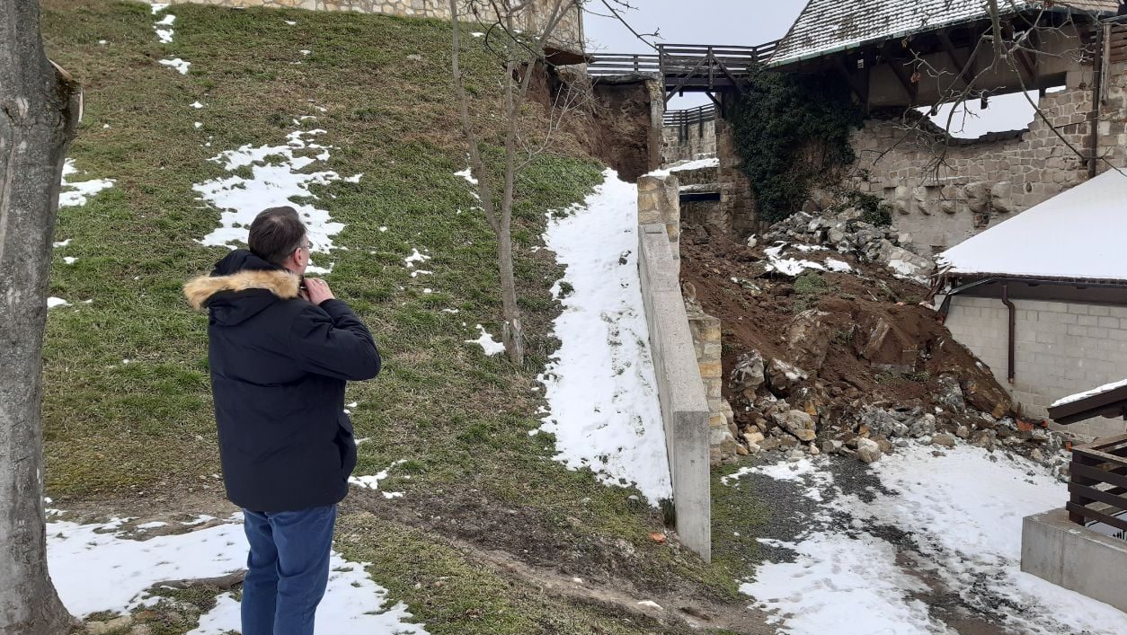 Leomlott az Egri Vár egyik támfala