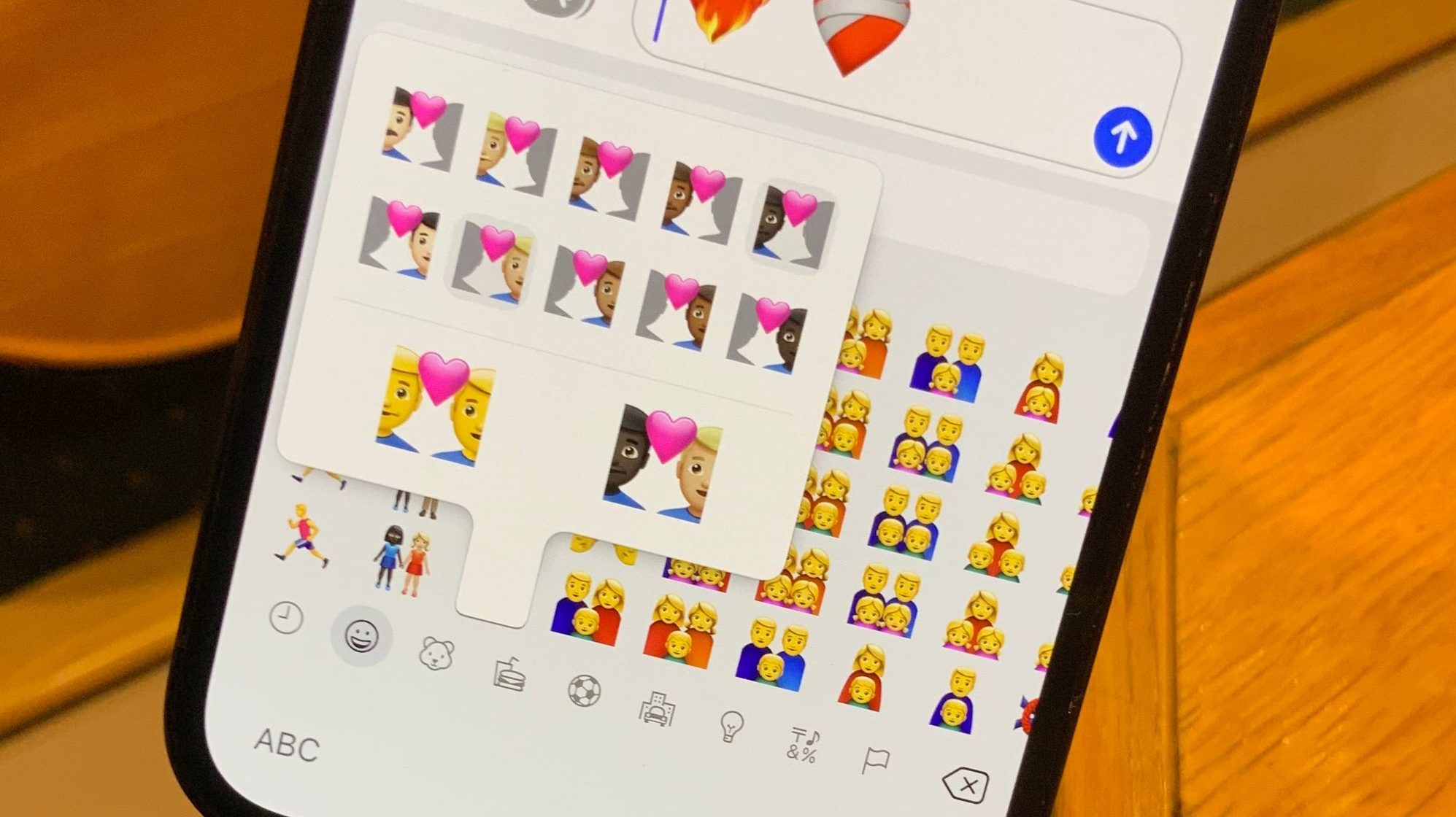 217 új emojival jön a legújabb iOS, vakcinás is van köztük