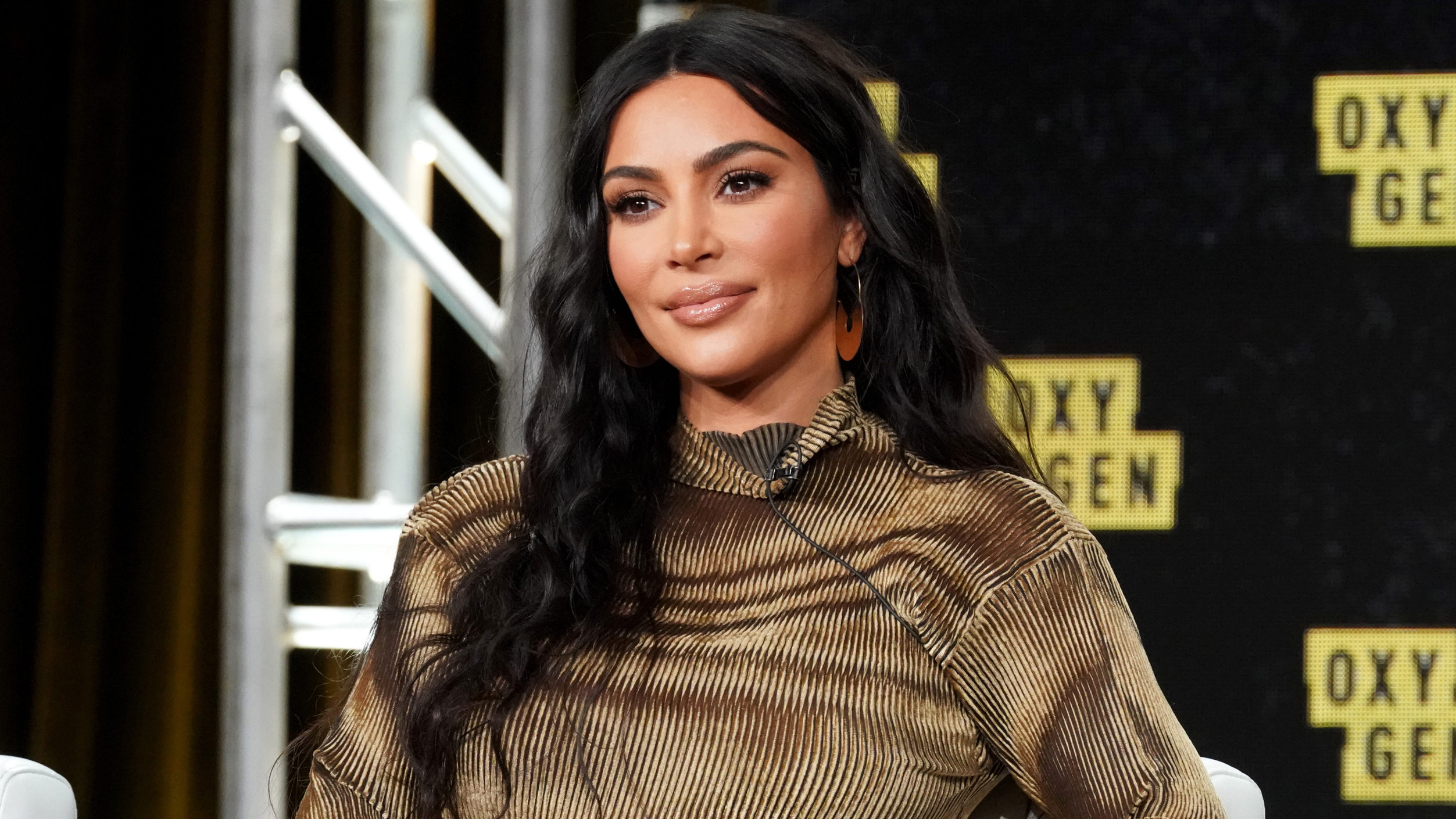 Kim Kardashian bikinifelsője éppen csak a mellbimbóját takarja el