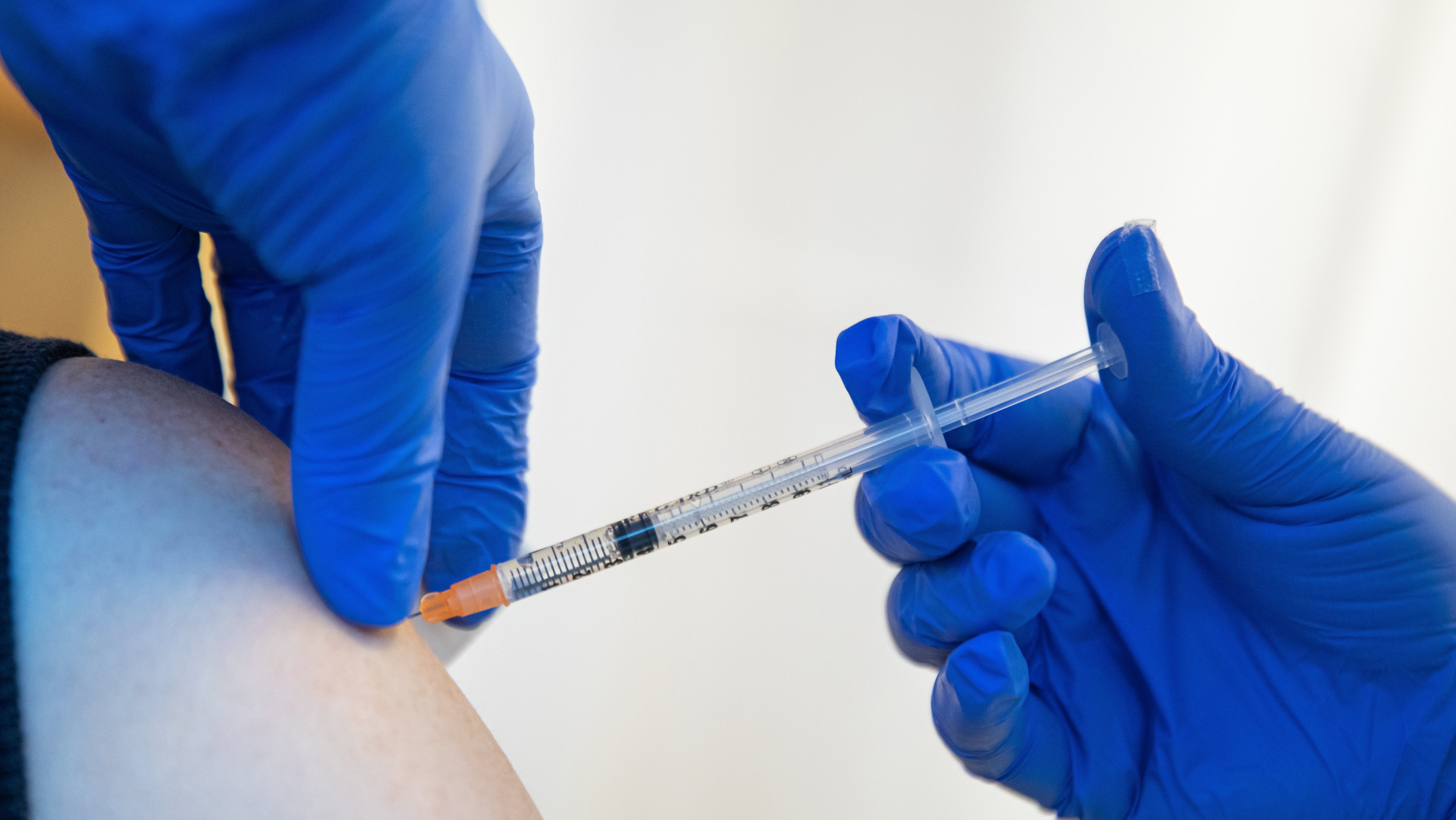 „Ne kezeljék kísérleti nyúlként a lakosságot” – Szlovákia nem kér az orosz vakcinából