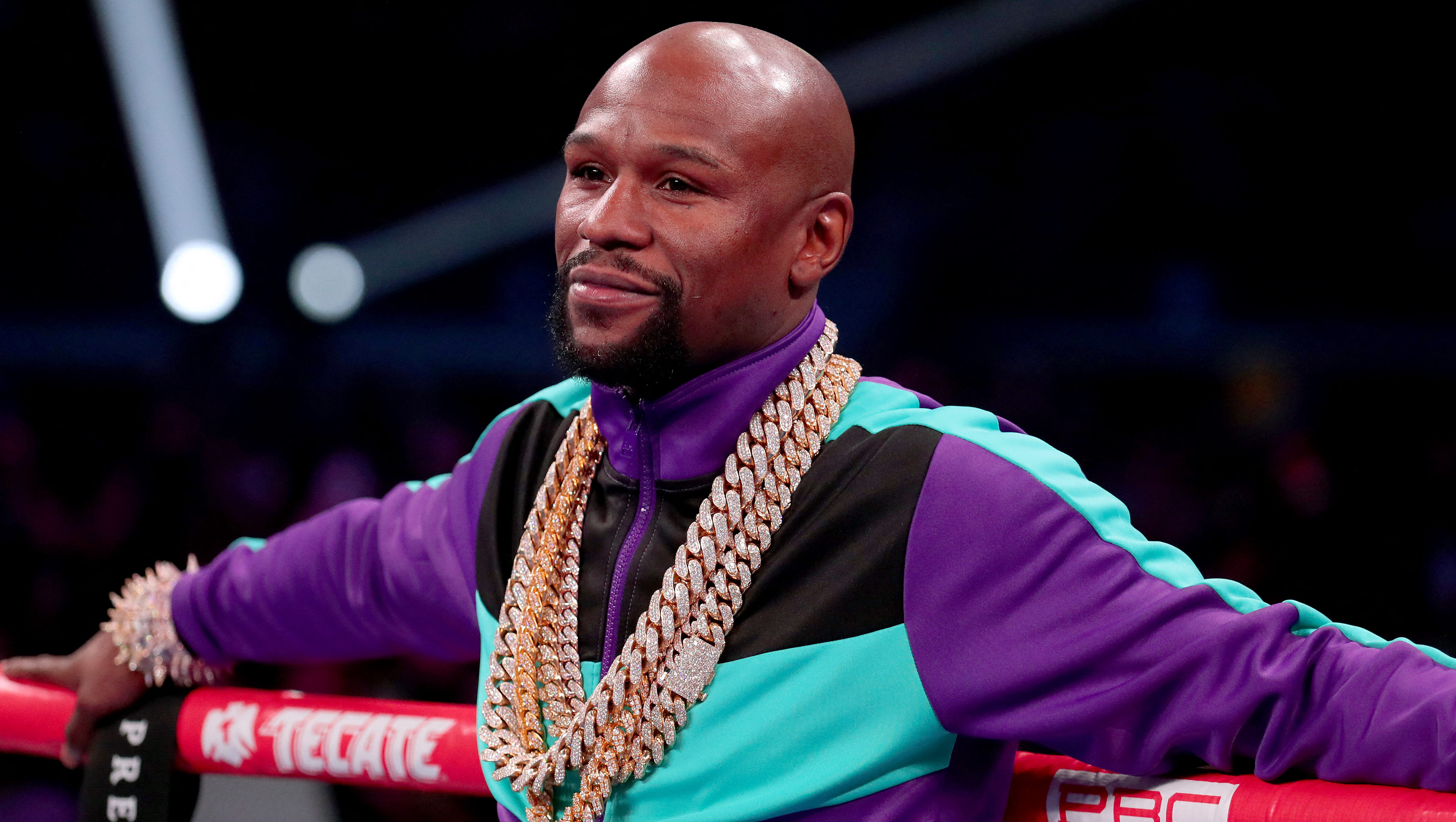 Floyd Mayweather több tízmilliós Rolexet vett újszülött unokájának, amit rá is rakott a babára