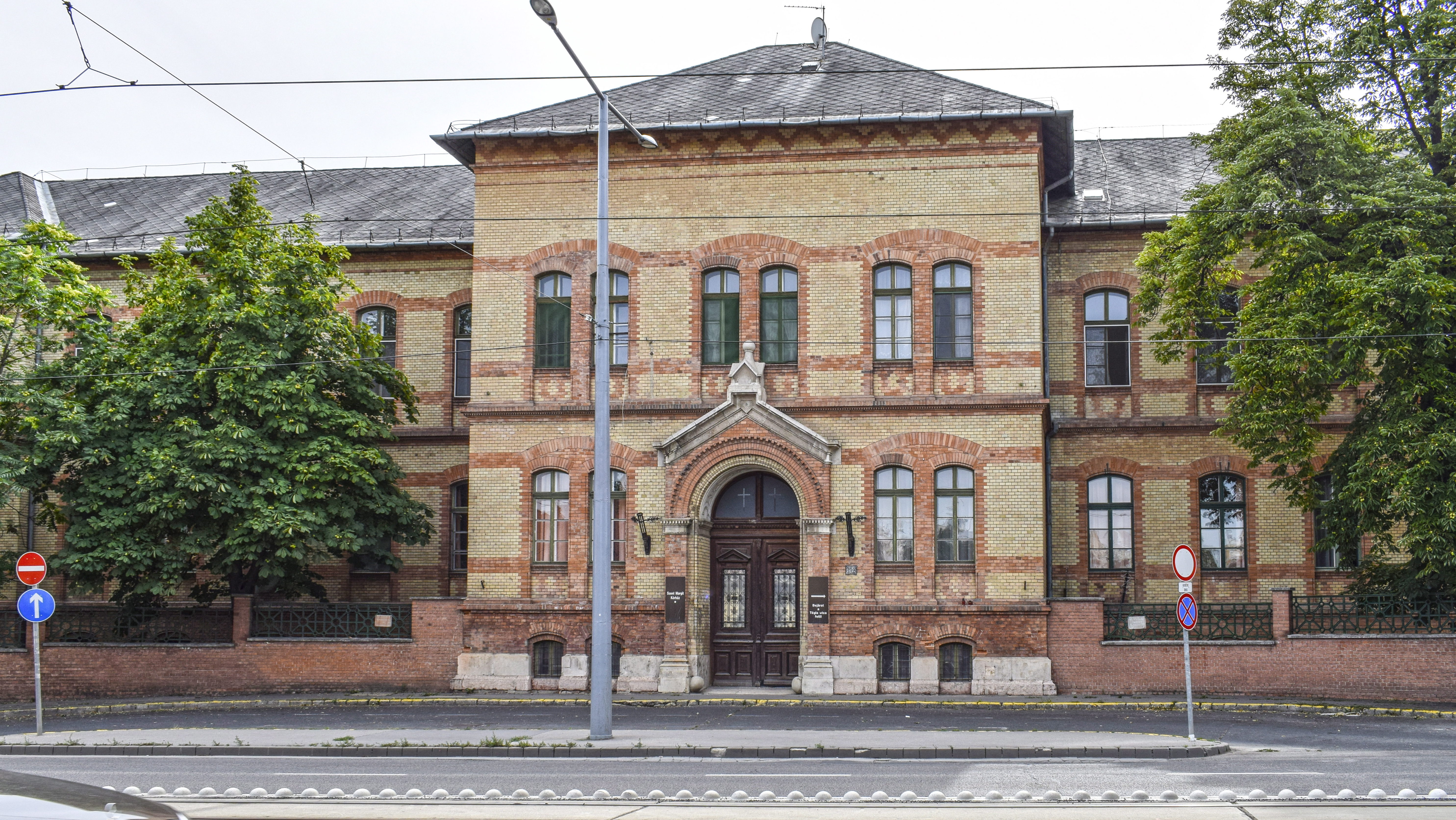 Hamis papírokkal oltott be embereket egy orvos a Szent László kórházban