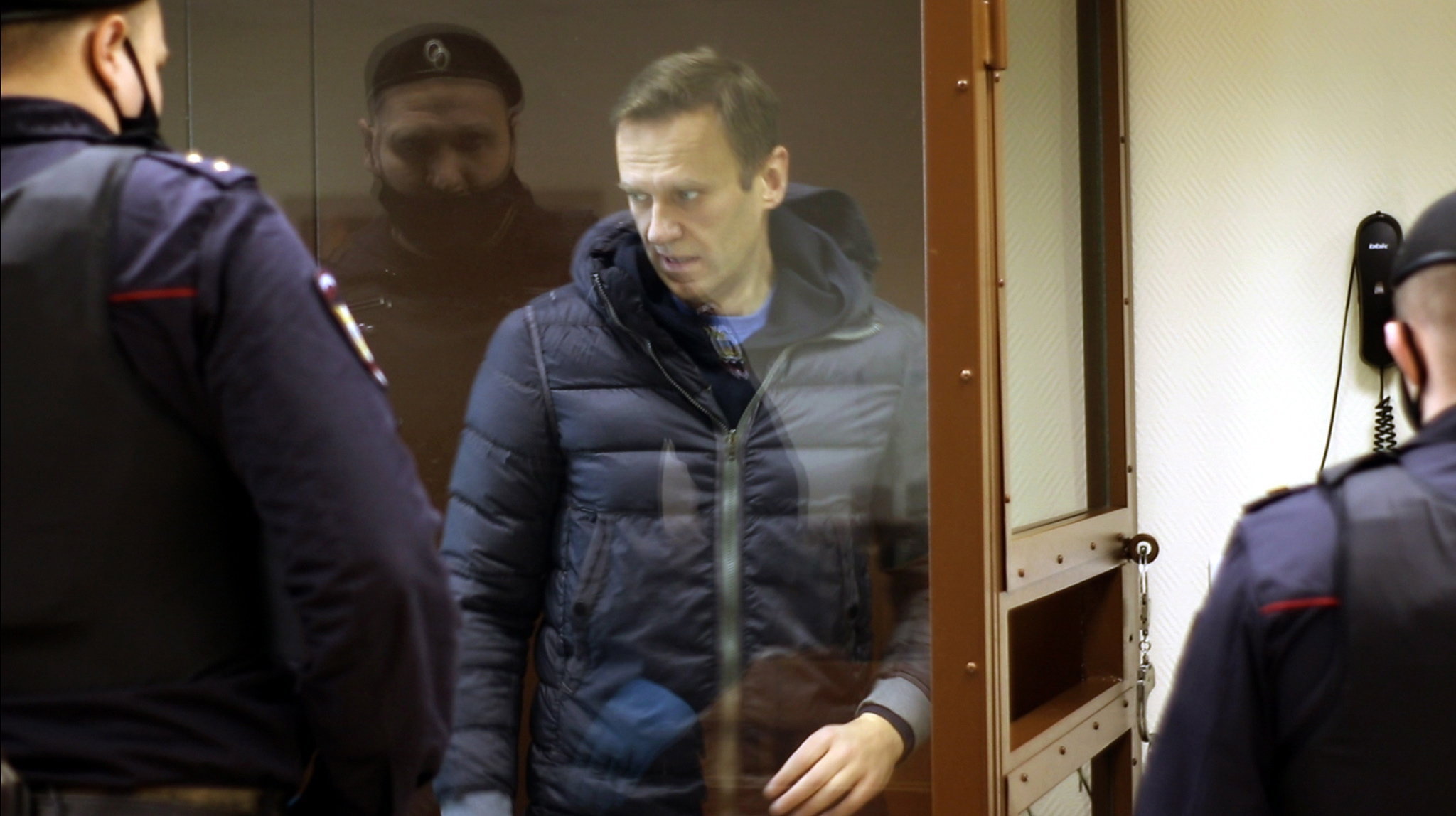 Navalnijnak le kell töltenie két és fél éves börtönbüntetését