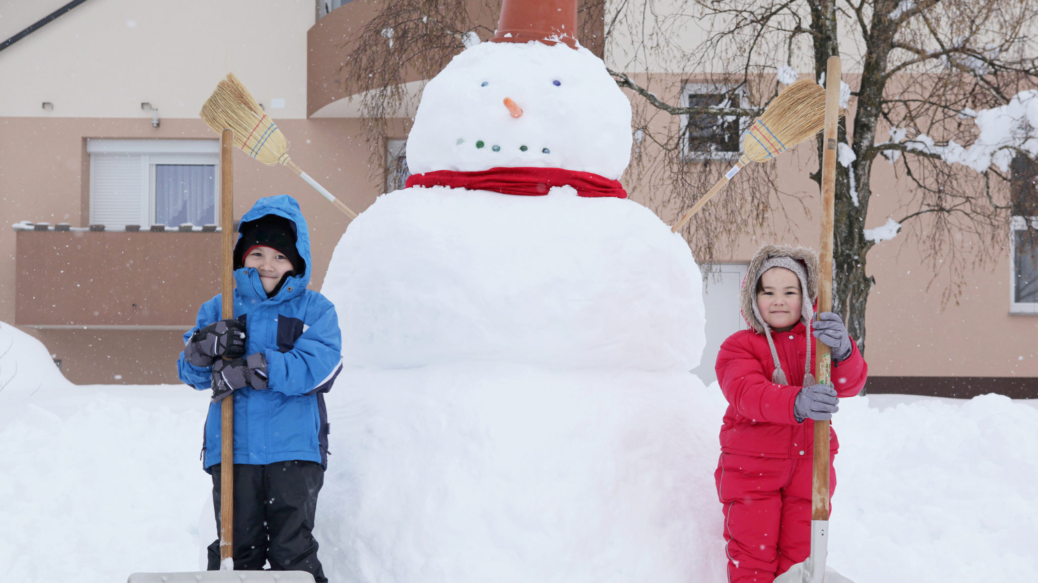 A művészettanár hóemberek építésével ösztönzi a diákokat arra, hogy menjenek ki a szabadba