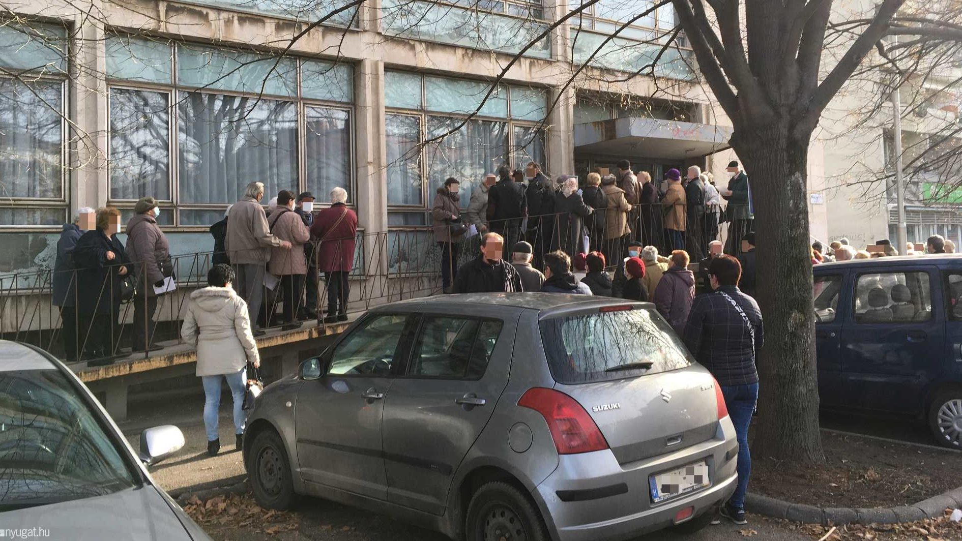 Egymást taposták a várakozó idősek a szombathelyi oltópont épületénél