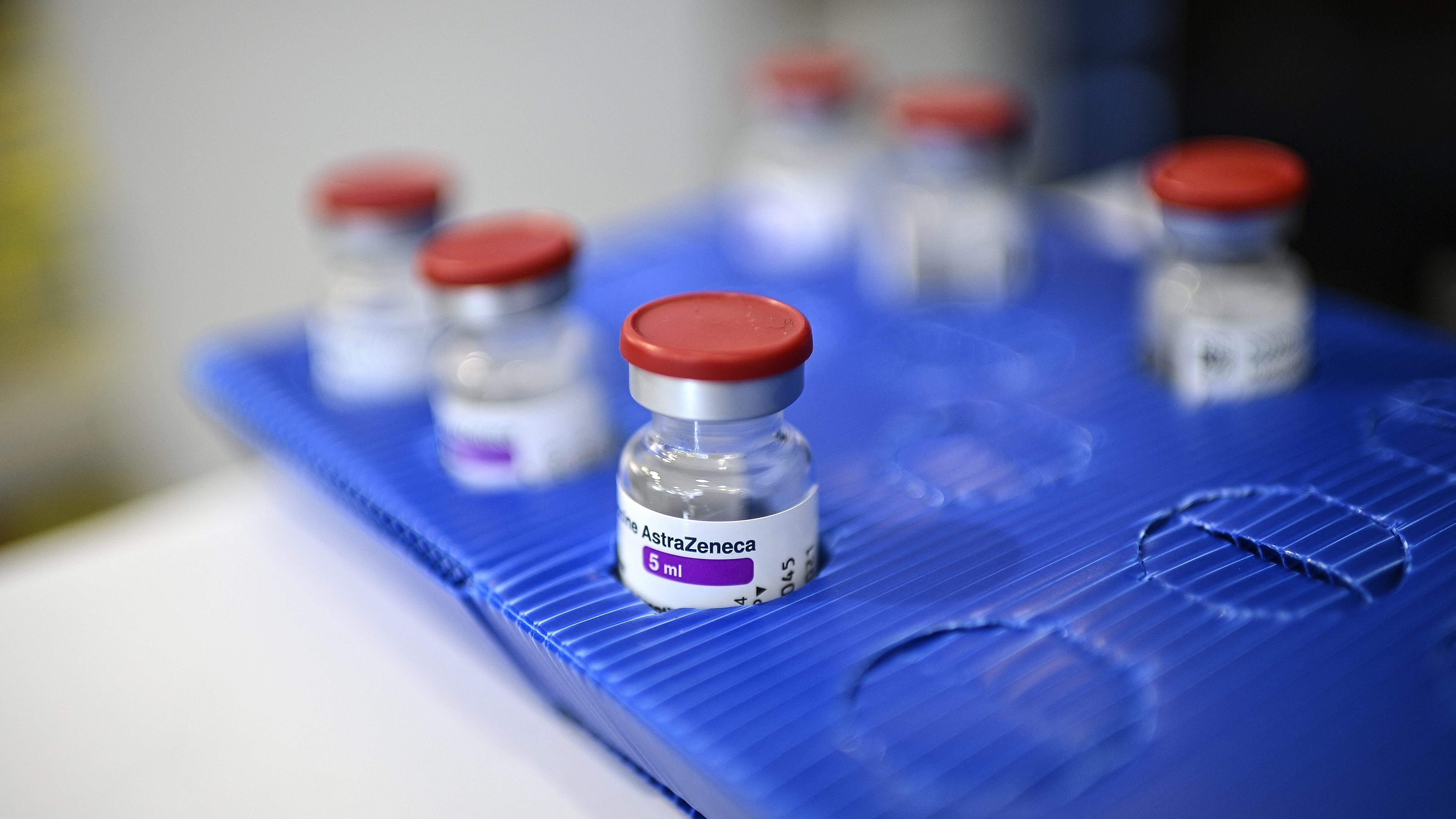 Március végéig 40 millió adag vakcinát szállít le az EU-nak az AstraZeneca