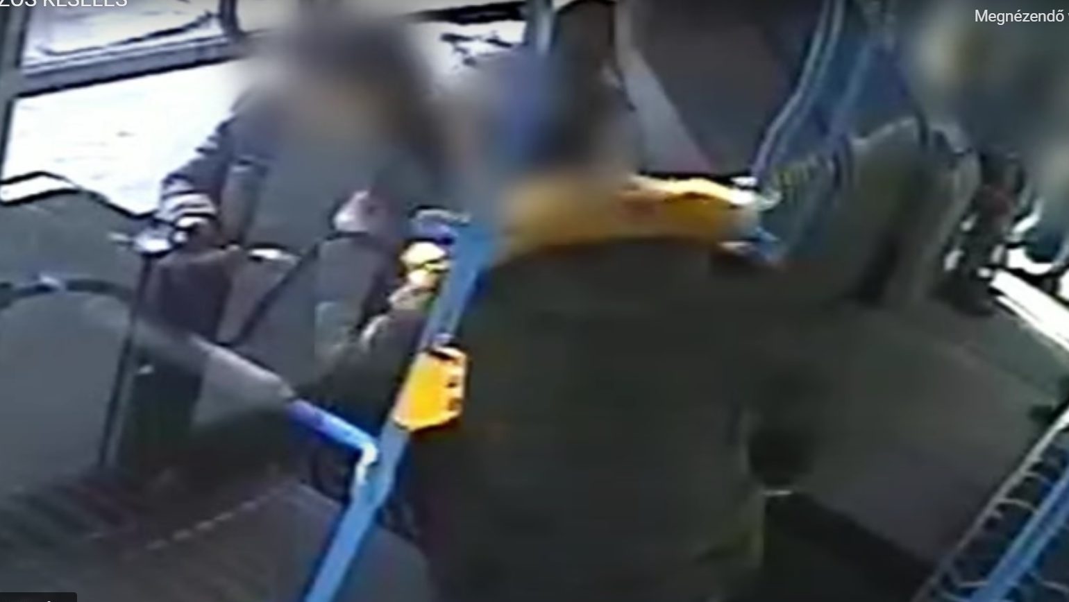 Videón, ahogy Ó. Bence rátámad az SZFE-s maszkot viselő nőre a csepeli buszon