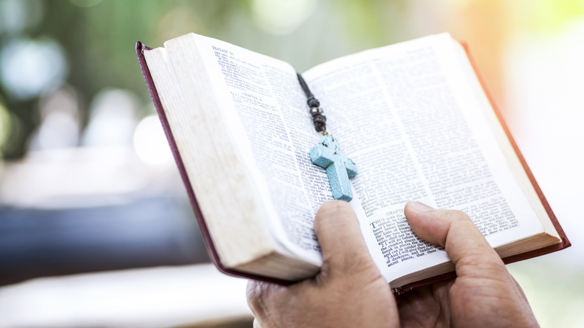 Meztelenül mászkált, Bibliát szorongatva zaklatta a lakókat