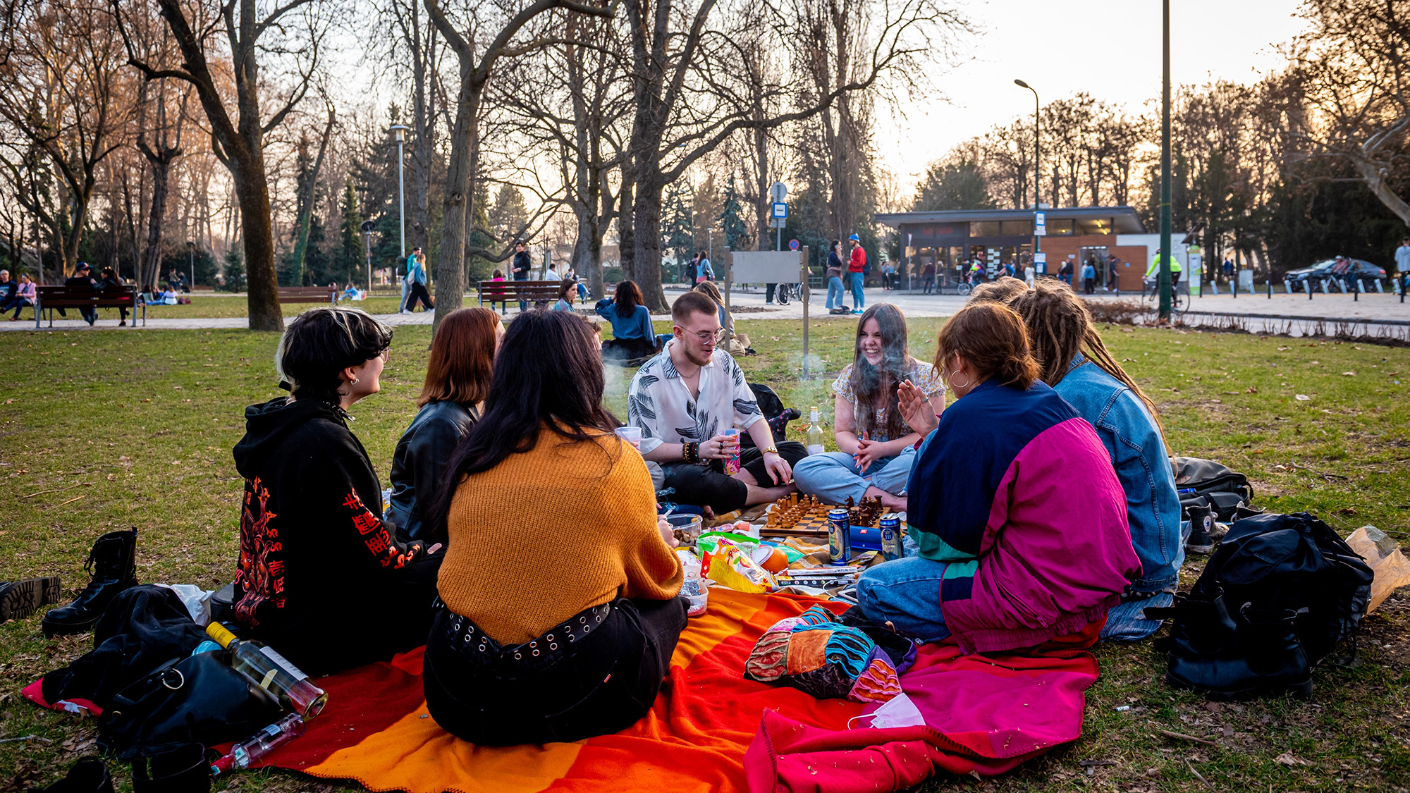 Margit-szigeten sörözve, Duna-parton ücsörögve élvezik a budapestiek a kora tavaszt – galéria