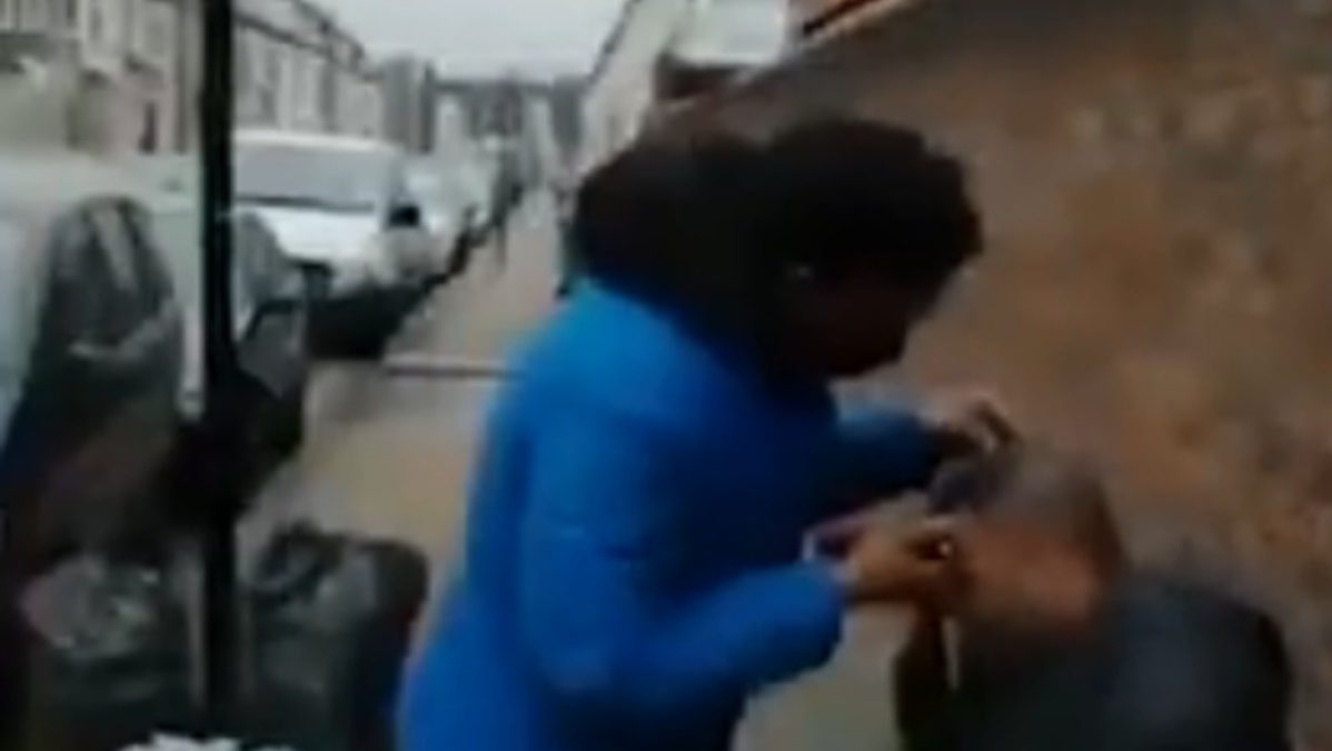 Egy angliai fodrász az utcán vágta le a vendége haját