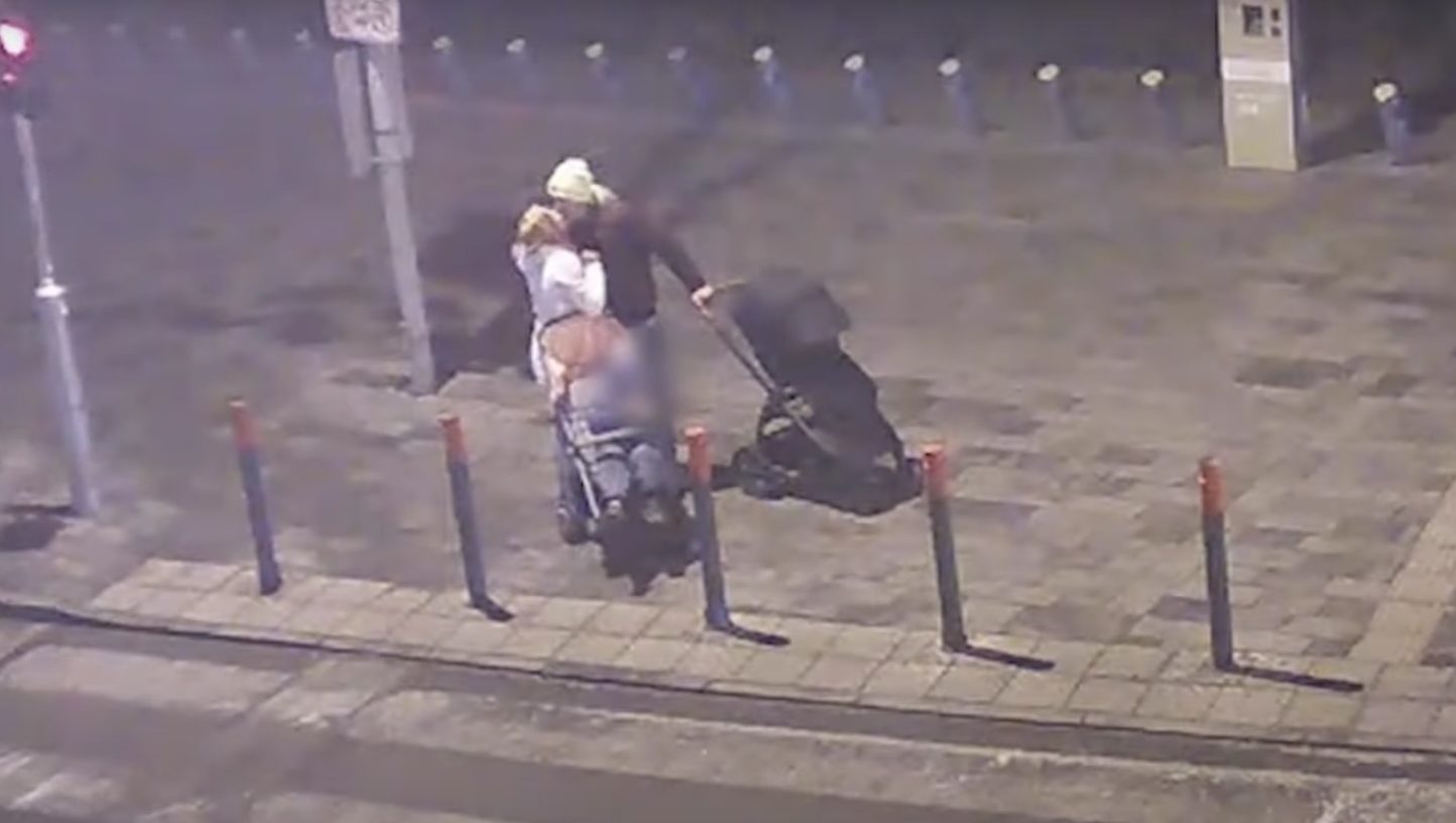 Videón, ahogy egy kisgyerekes pár ellop egy őrizetlenül hagyott babakocsit a belvárosban