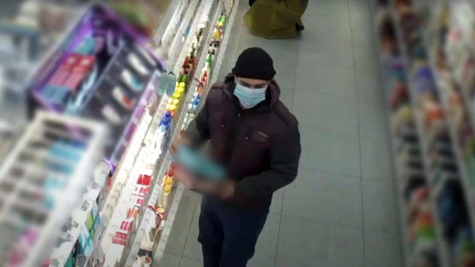 Videón, ahogy egy férfi leemeli az epilátorokat a polcról, majd lazán kisétál velük az üzletből