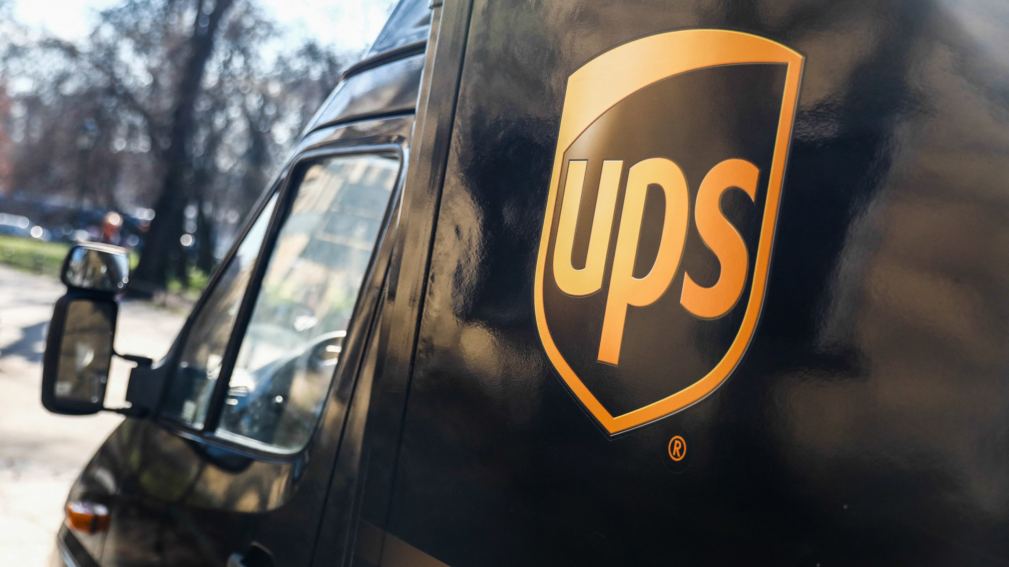 Elsírta magát az UPS-futár, amikor meglátta, mivel várják a kisvárosban