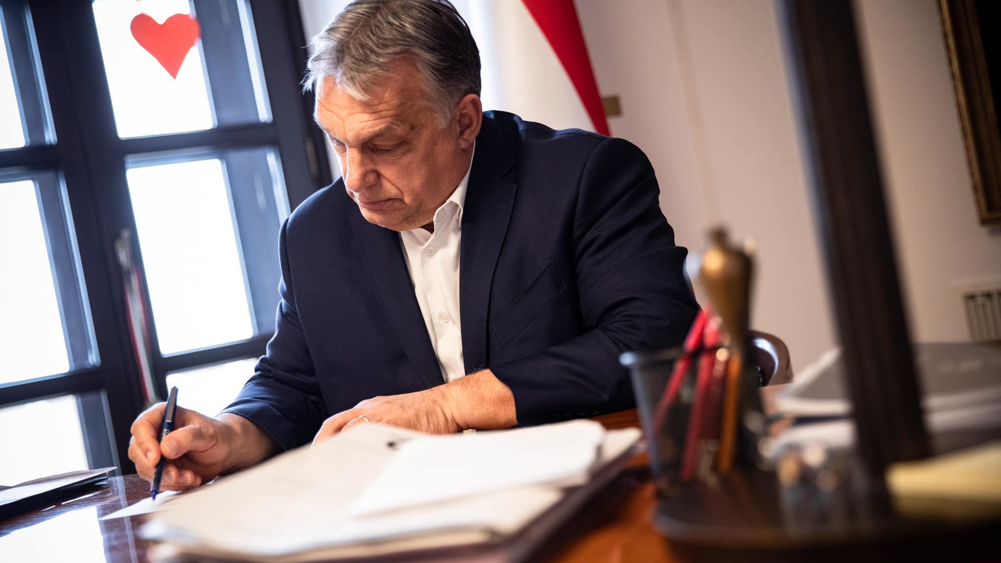 Orbán Viktor: 50 százalékos bértámogatást adunk a fodrászoknak, kozmetikusoknak, bolti eladóknak