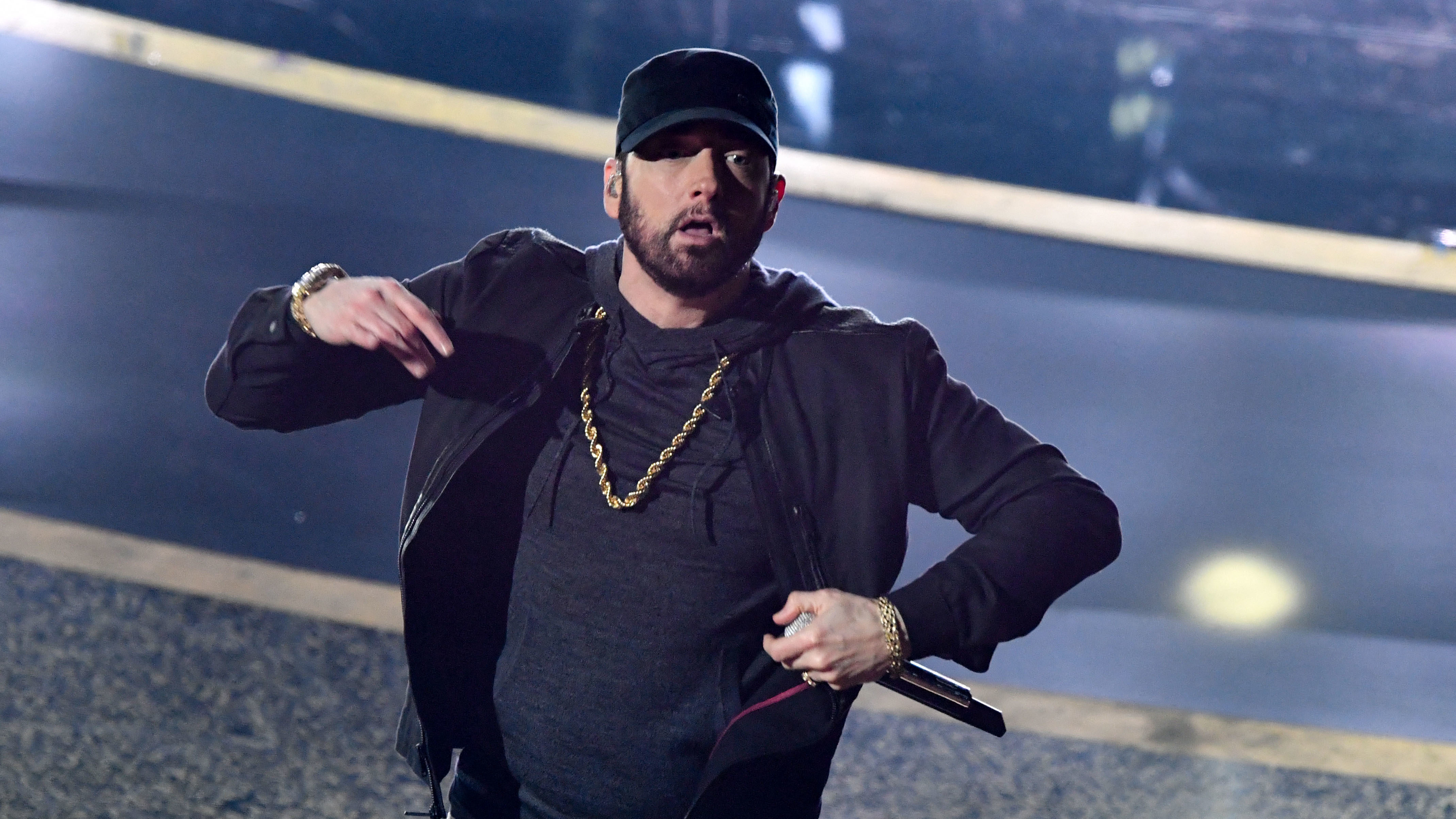 Eminem új videójában a fiatal tiktokosokat osztja, akik erőszakos és homofób szövegei miatt bojkottálnák őt