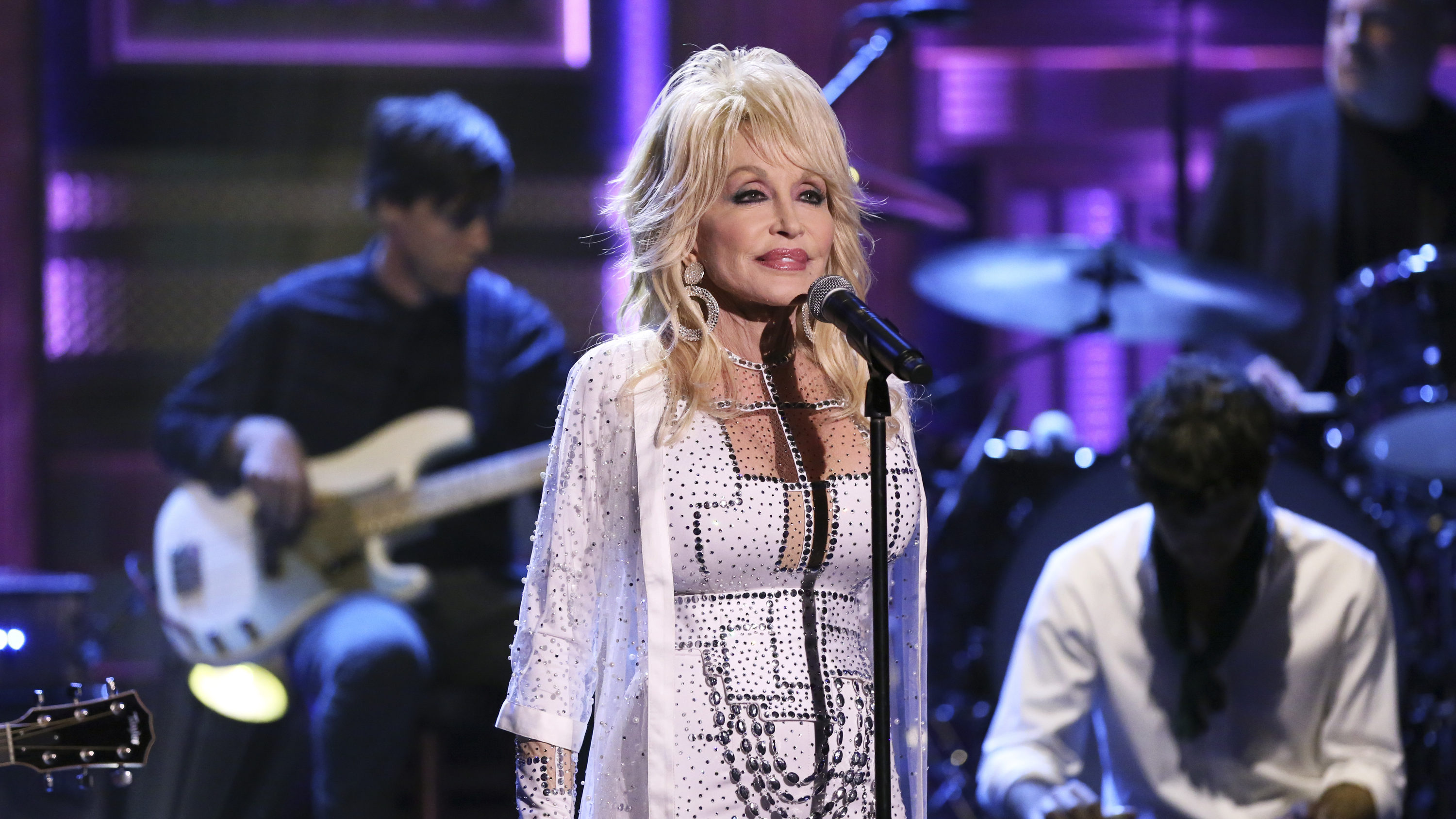 Dolly Parton oltáshoz viselt felsőjét mintha pont erre a célra találták volna ki