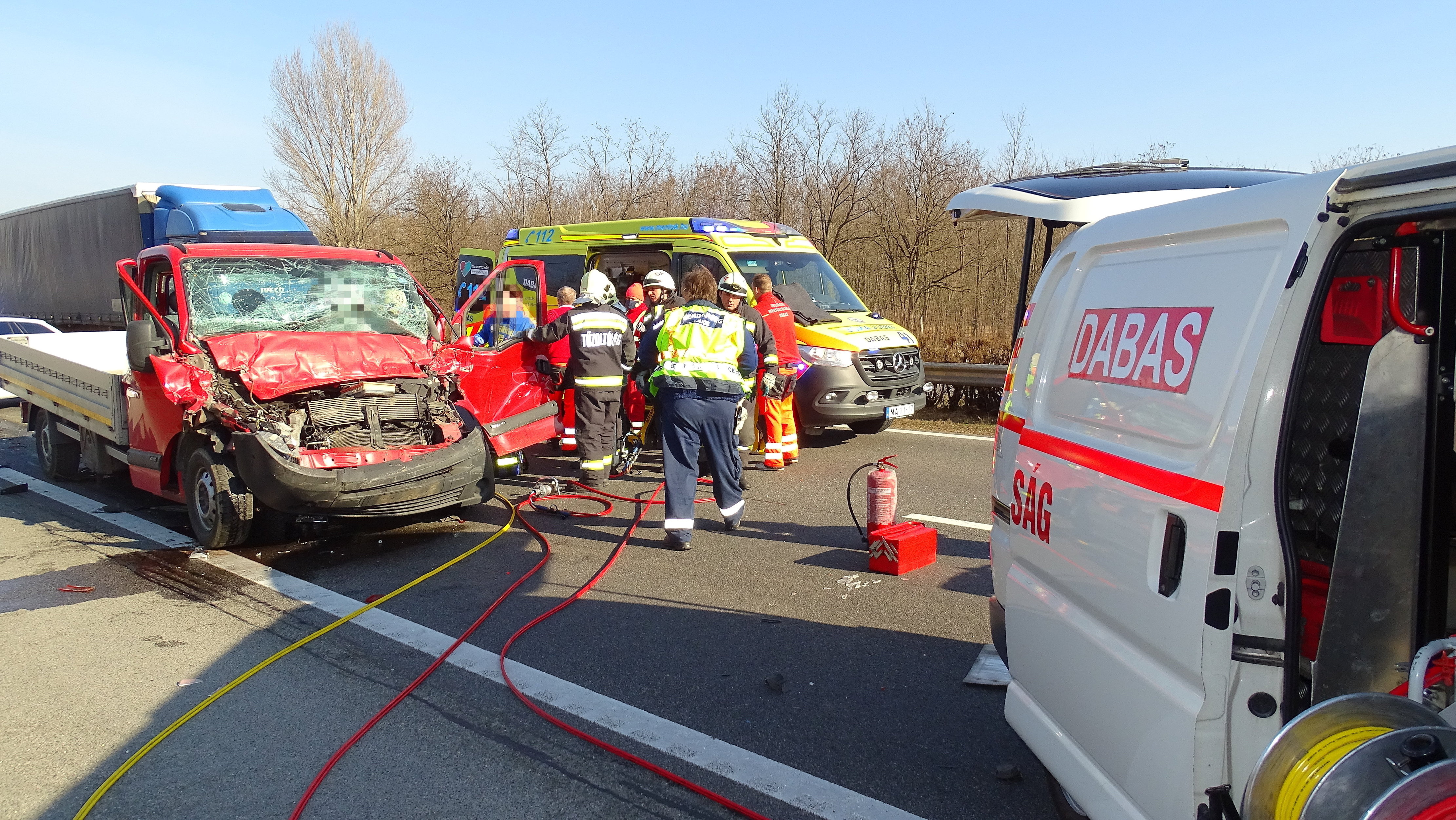 A hatalmas torlódásban kamionba csapódott egy kisteherautó az M5-ösön