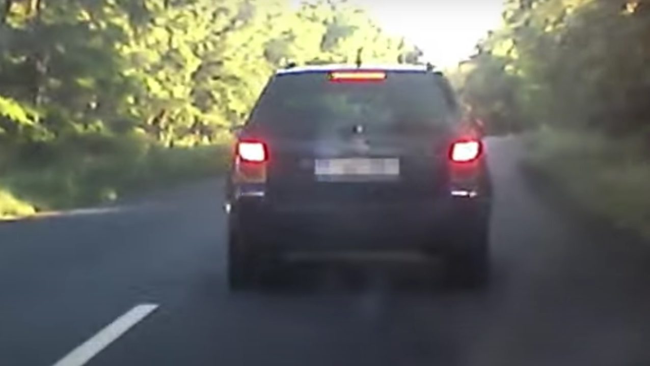 Videón, ahogy büntetőfékezik egy dühös férfi a sógora előtt