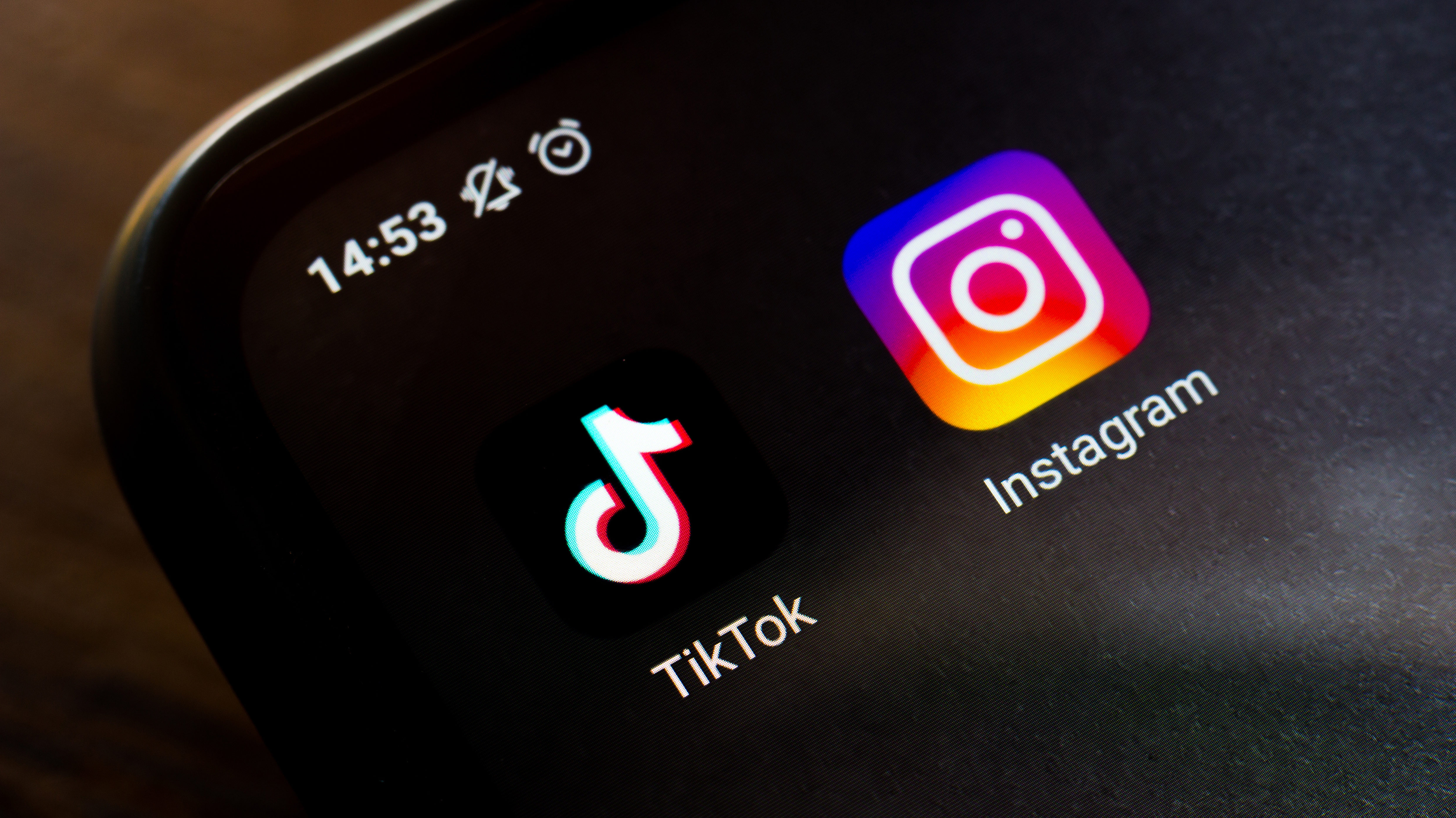 Az Instagram korlátozni kezdi a felnőttek és a tinik közti csevegést