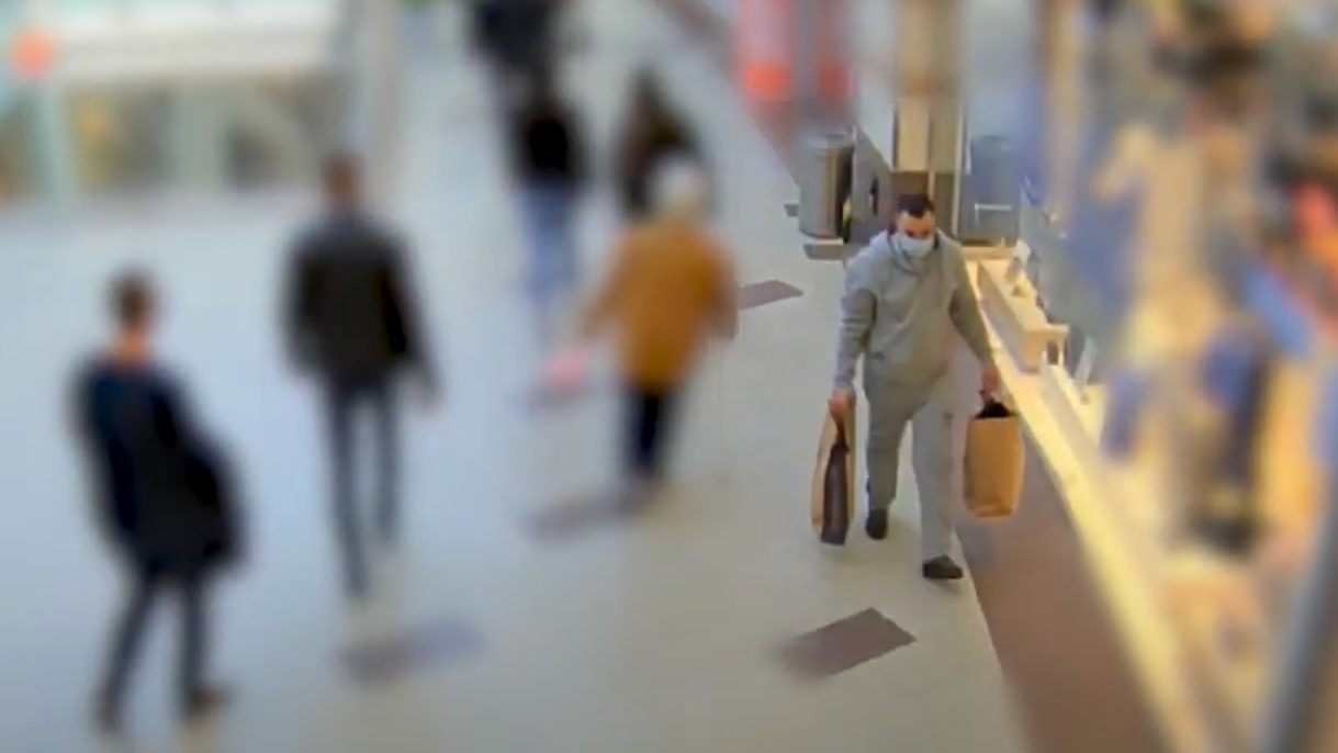 Videón, ahogy kisétál a lopott holmikkal egy férfi a Westendből