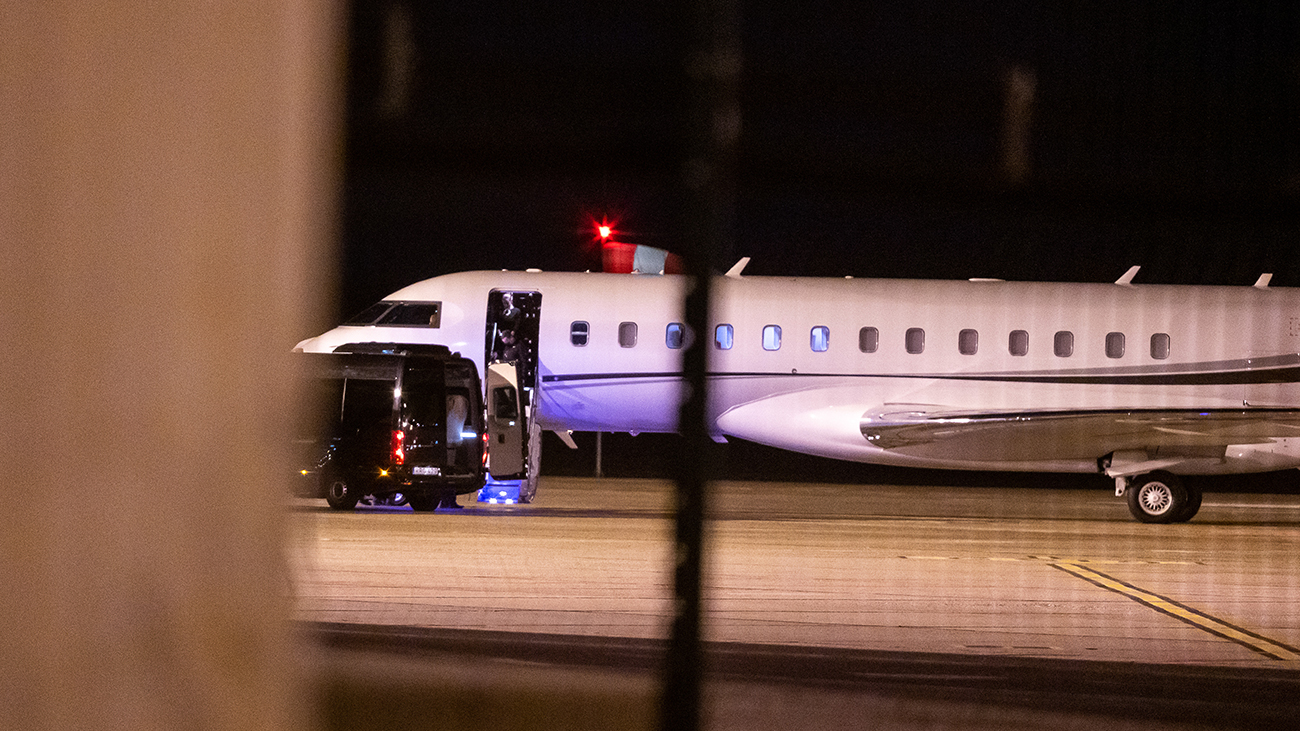 Dubajból tért haza éjszaka a NER-gép, egy keringő utaslista szerint Mészáros Lőrinccel és Várkonyi Andreával