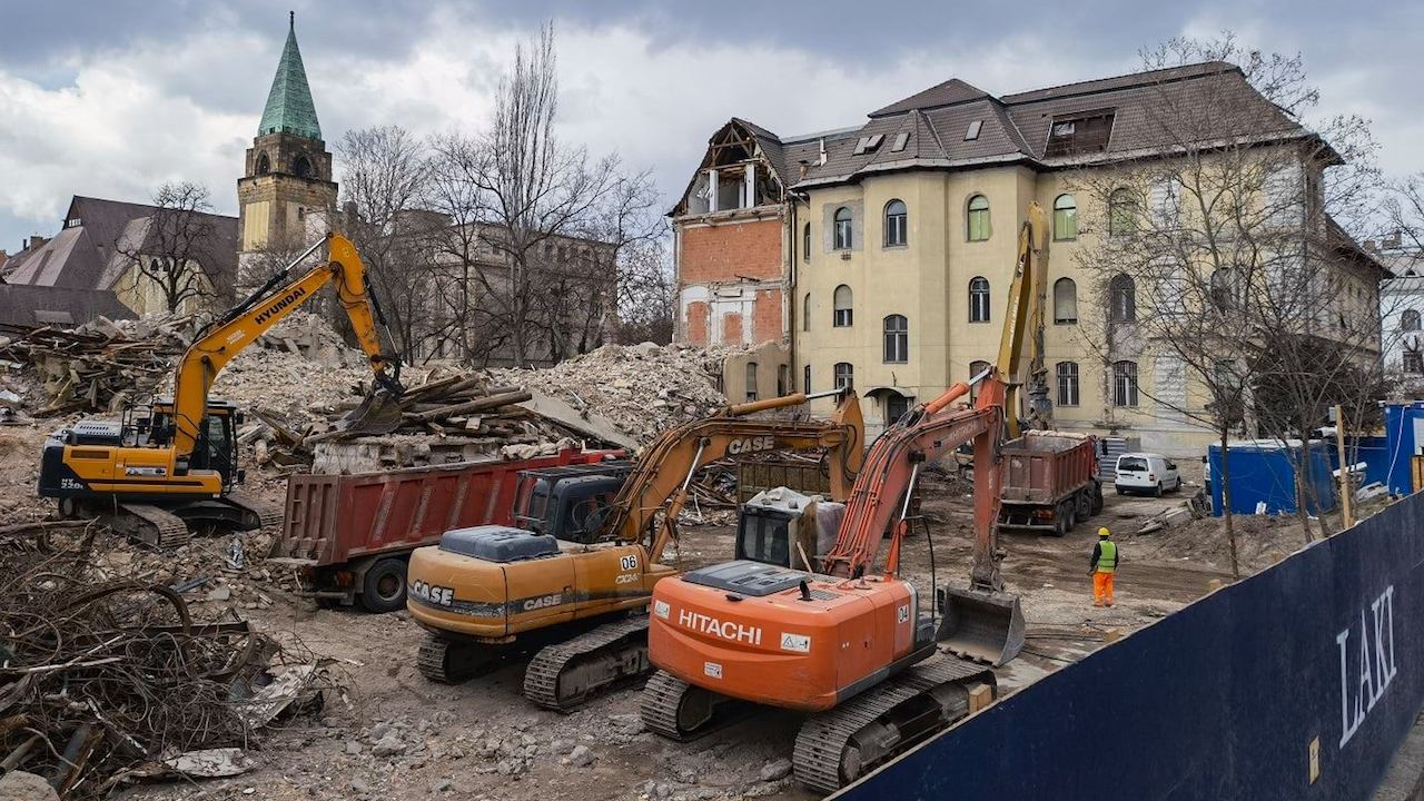 Szédítő tempóban bontják a Városligeti fasor menti egykori kórházépületeket