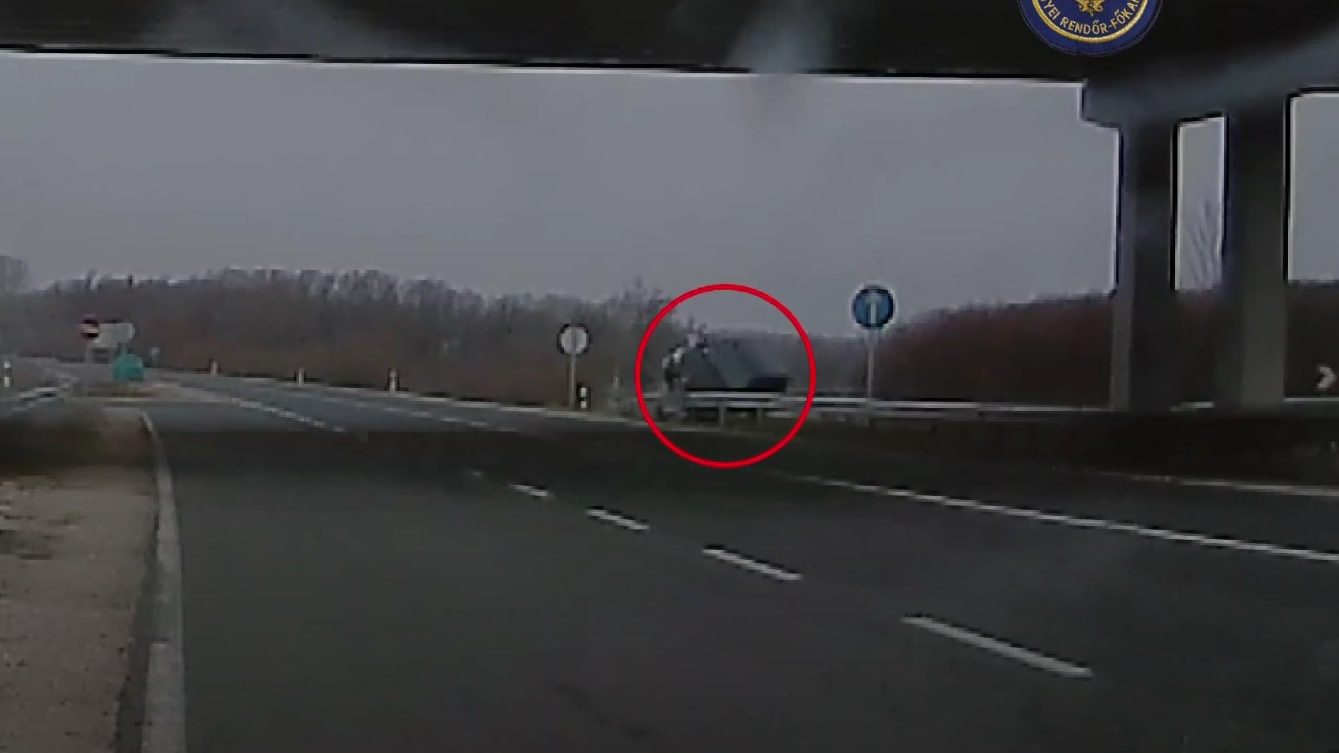 Videón, ahogy többször is megpördül a levegőben egy autó az M9-esen