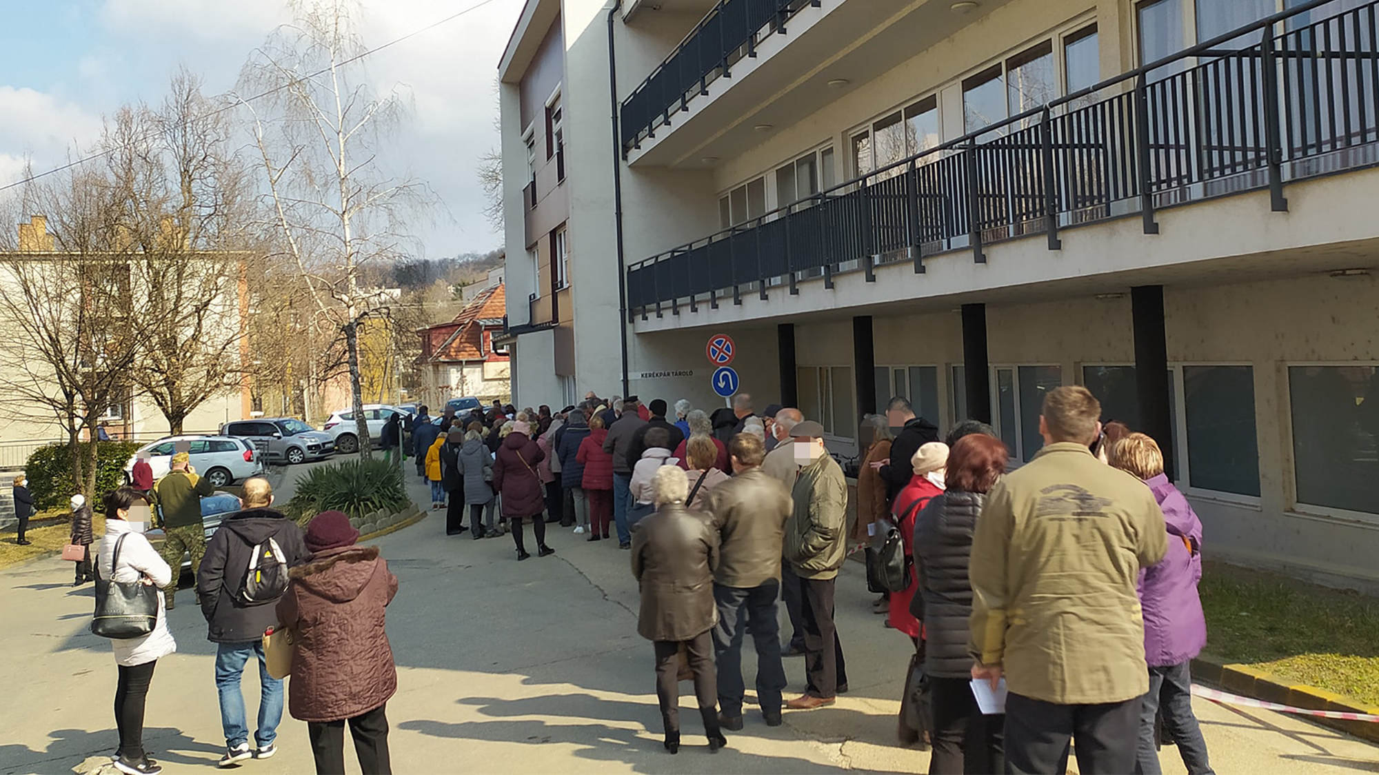 Két órát kellett sorban állni az esztergomi oltópont előtt, a fotózást megtiltották