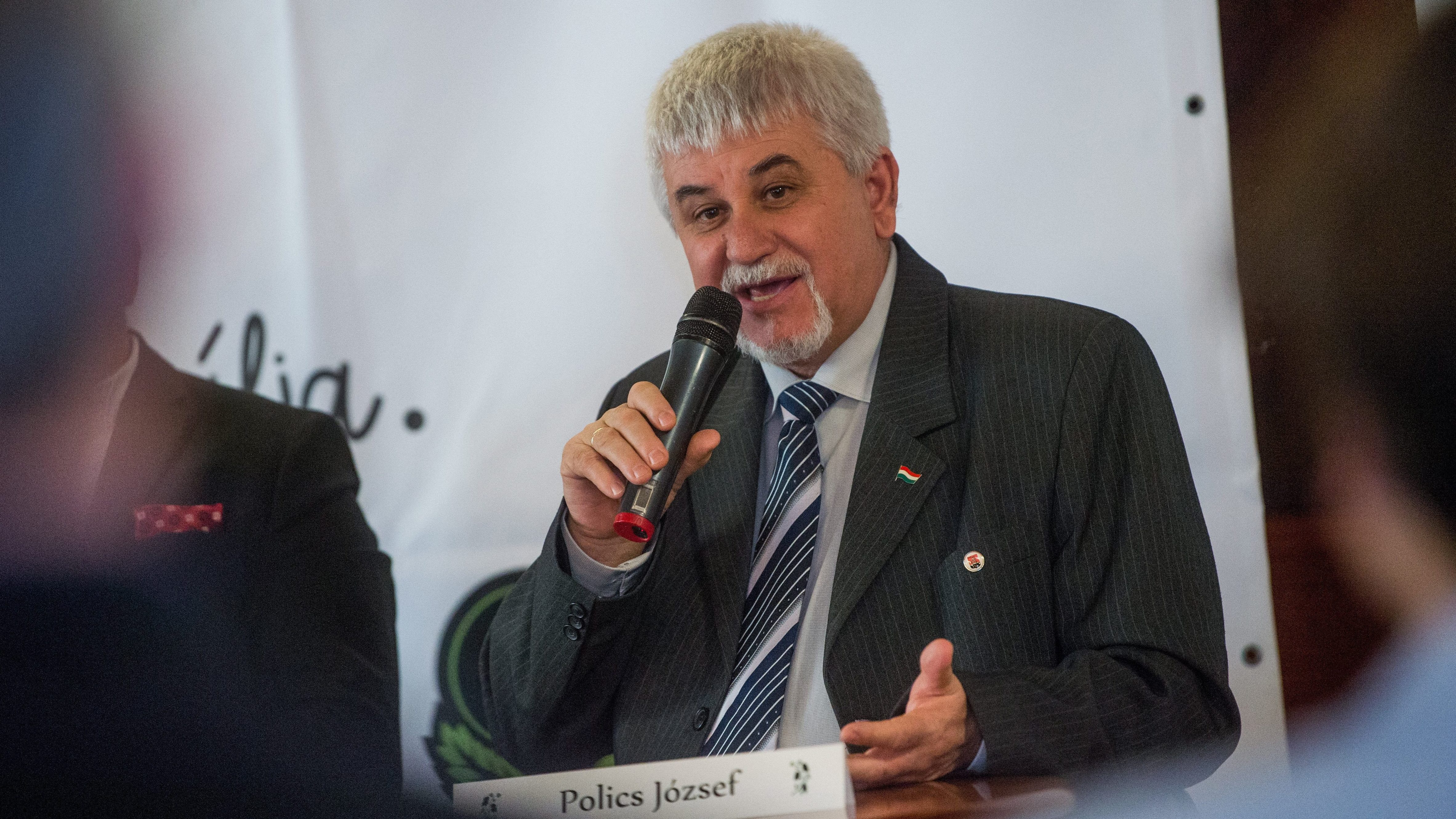 Sajátját nem, de az ellenzéki képviselők tiszteletdíját csökkentette Komló fideszes polgármestere