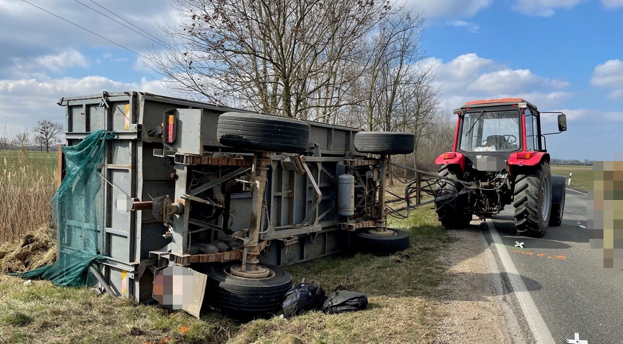 Felborult egy pótkocsis traktor, 31 migráns rejtőzött a szénában