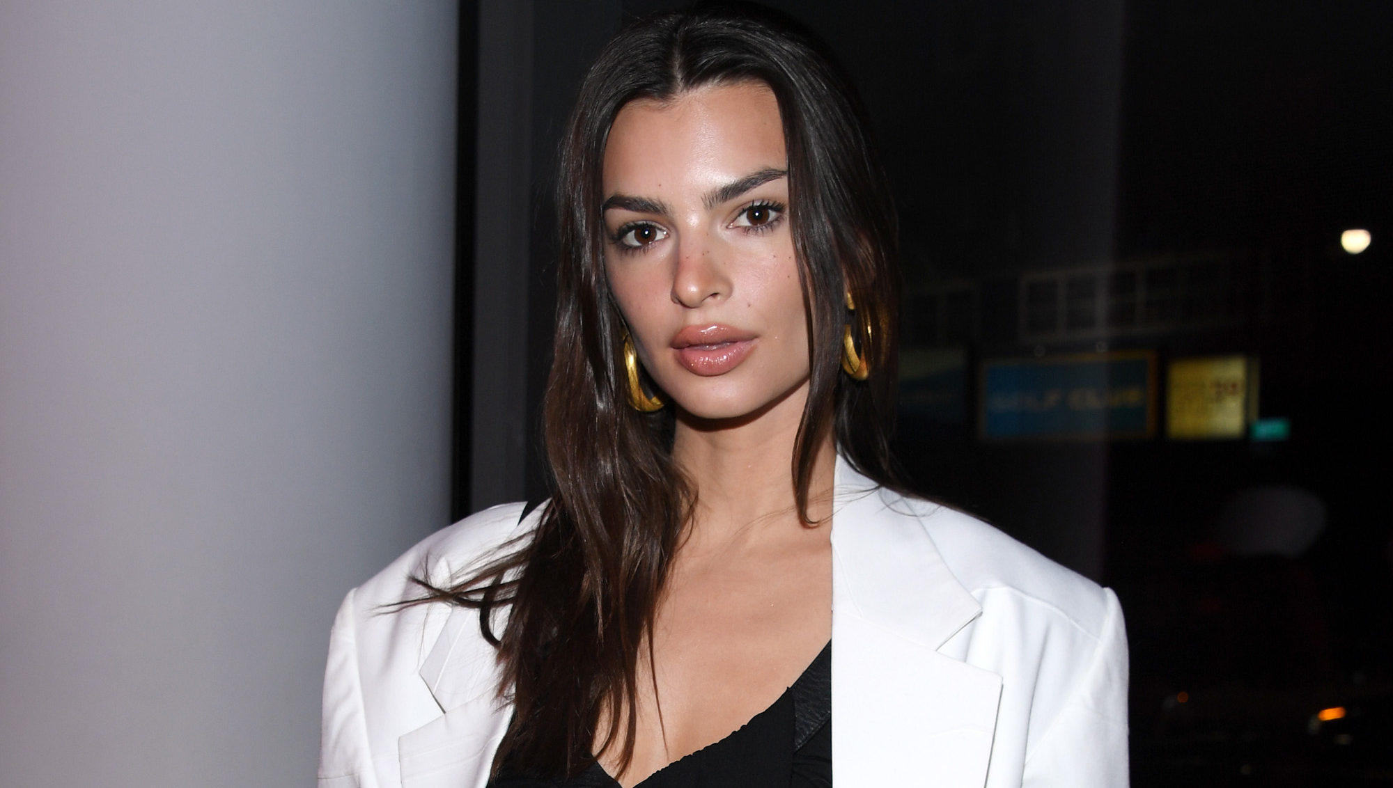 Emily Ratajkowski szoptatós fotója olyan közelről készült, hogy ki kellett kockázni a részleteket