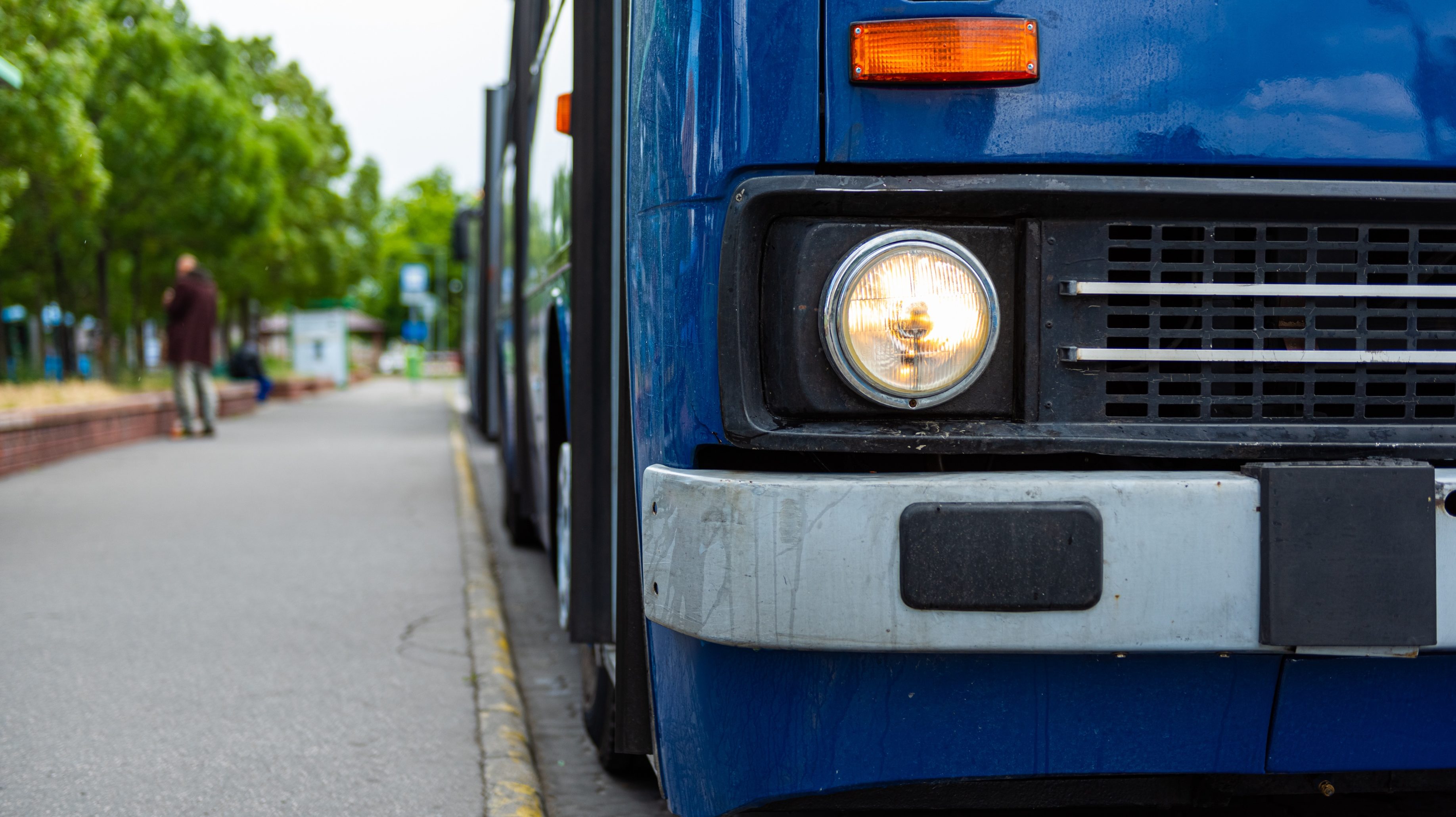 Hétfőtől nem nyitják ki az első ajtókat a buszok és a trolik Budapesten