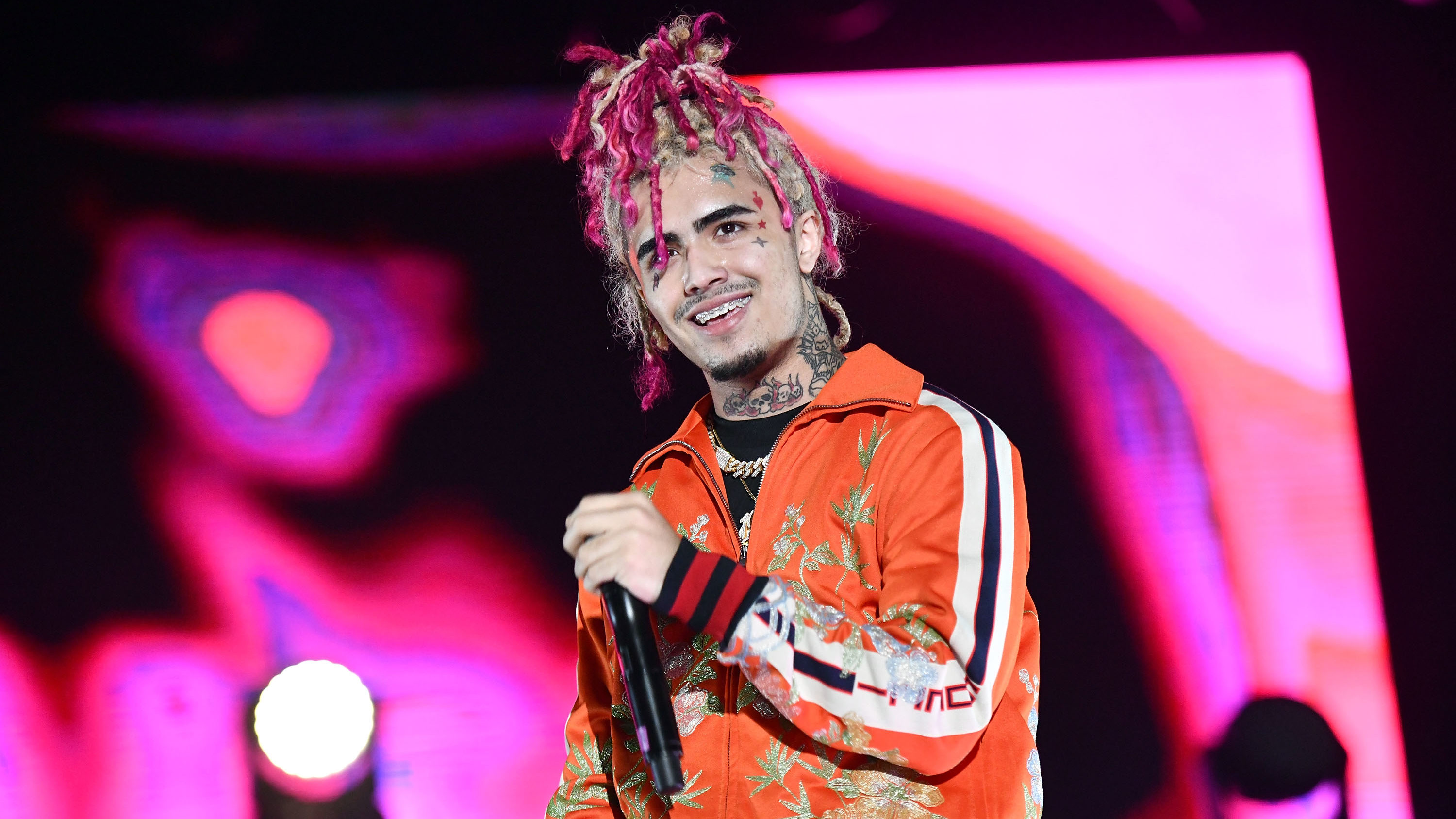 A repülőn maszk nélkül balhézó Lil Pump most műkörmöket csináltatott magának