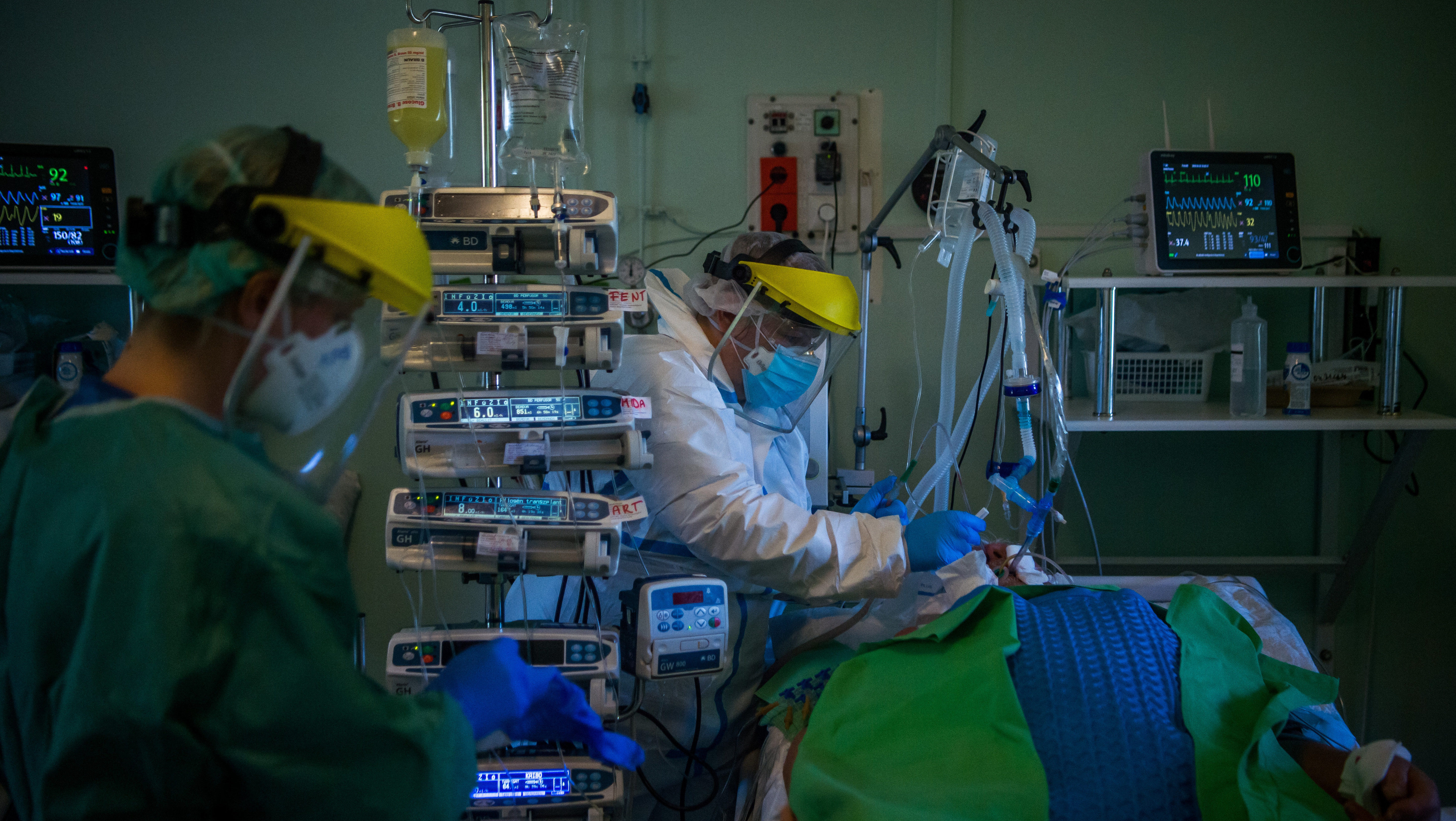 Magyar Orvosok Szakszervezete: Egyes kórházakban már a 65-70 év felettieket nem tudják lélegeztetőgépre tenni