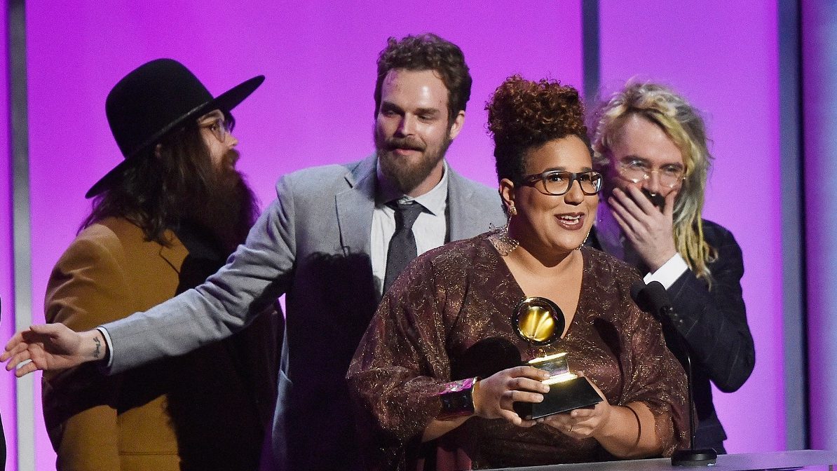 Gyerekbántalmazás miatt letartóztatták a Grammy-díjas rockzenekar dobosát