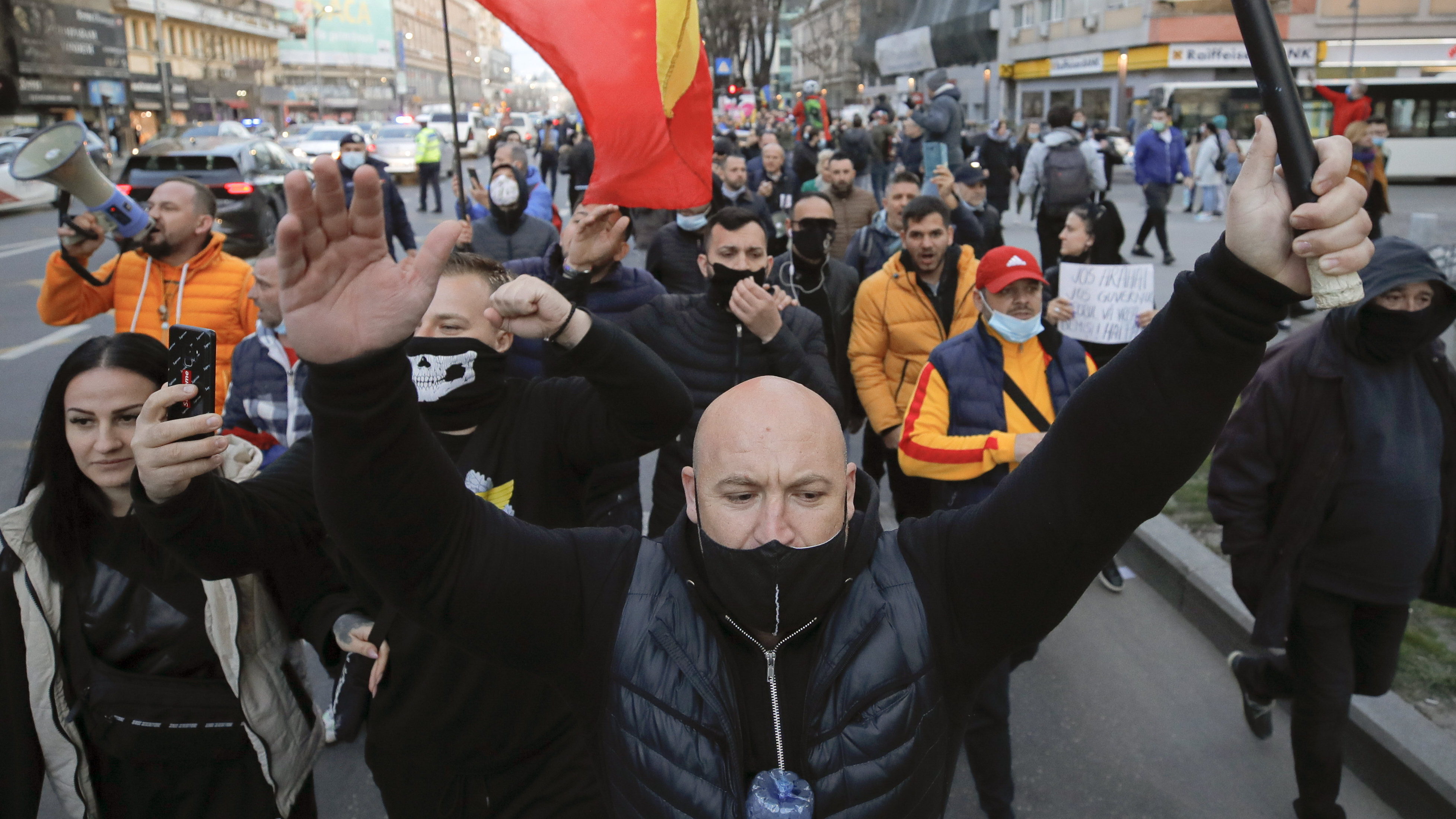 Bukarestben kirakatokat törtek, Pitestiben magyarellenes szövegeket skandáltak a korlátozások ellen tüntetők