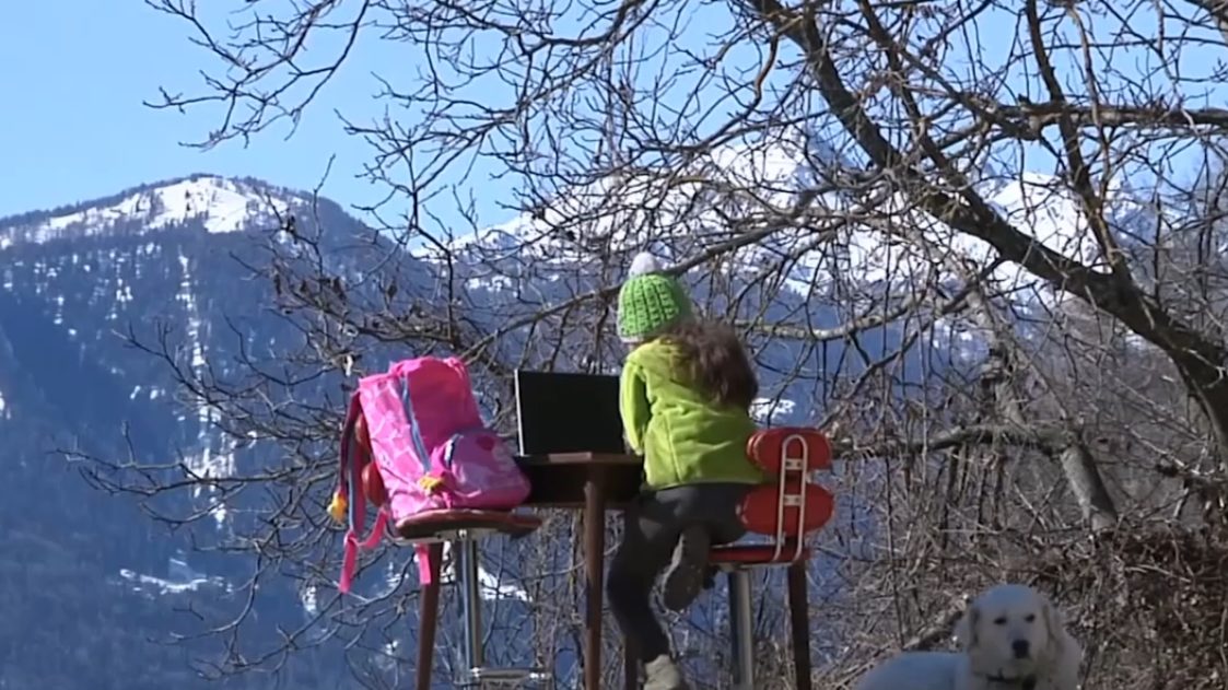 Távoktatás Olaszországban: hegytetőn, kecskék között tanul a kislány