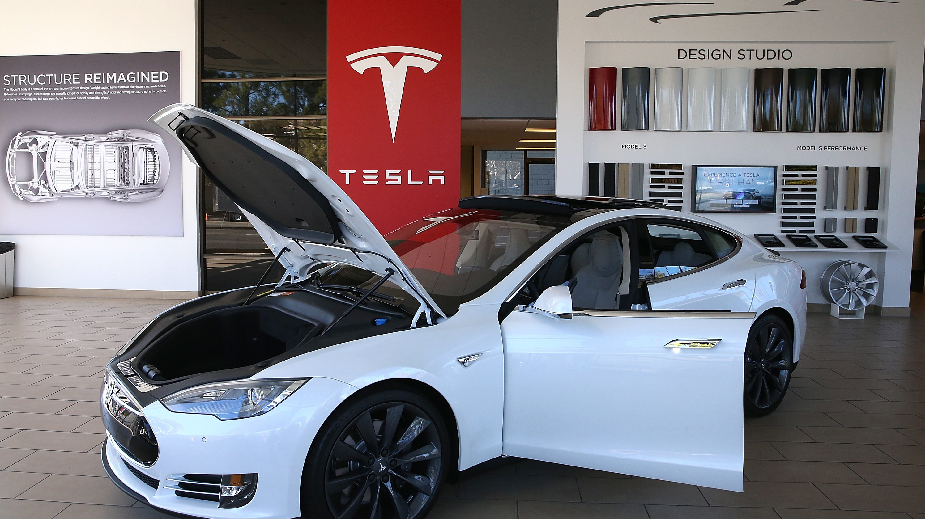 Rekordszámú autót szállított le a Tesla