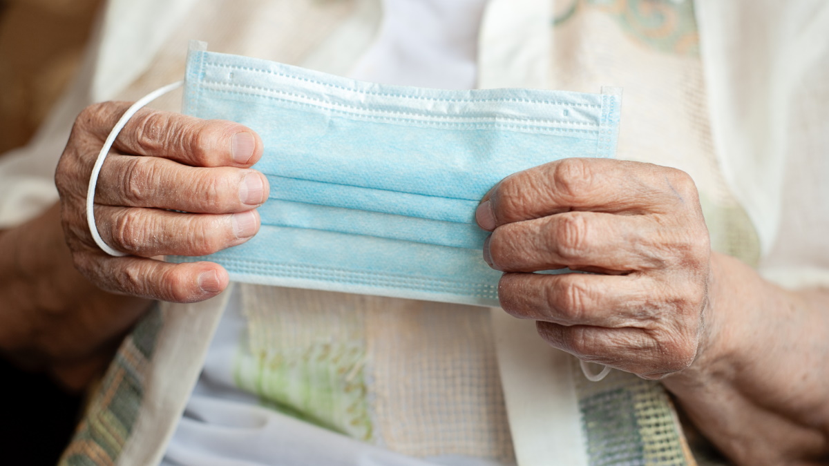 Tapssal búcsúztak az ápolók a 104 éves nőtől, aki másodszor is legyőzte a koronavírust