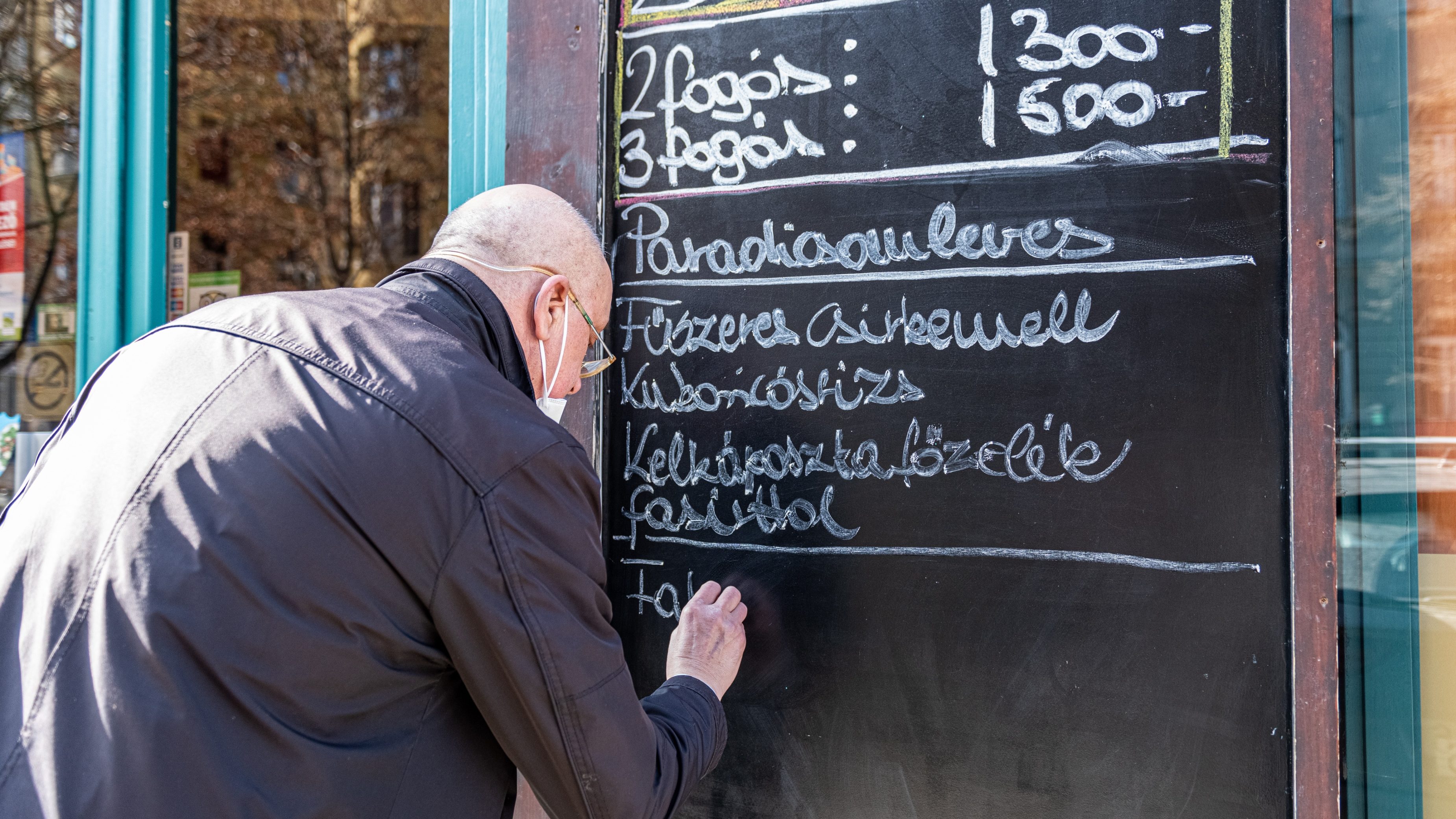 Védettséggel étterembe, szállodába? Megosztottak a magyarok a kamara javaslatával kapcsolatban